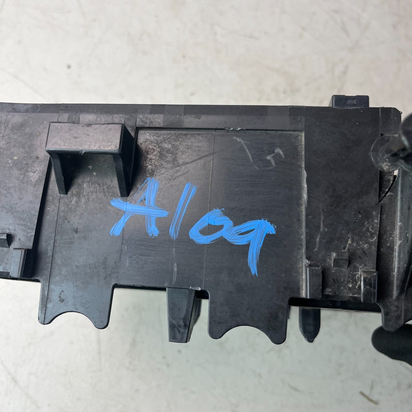 2009 CADILLAC CTS-V ENGINE FUSE BOX RELAY JUNCTION CONTROL 25966602 DAMAGED