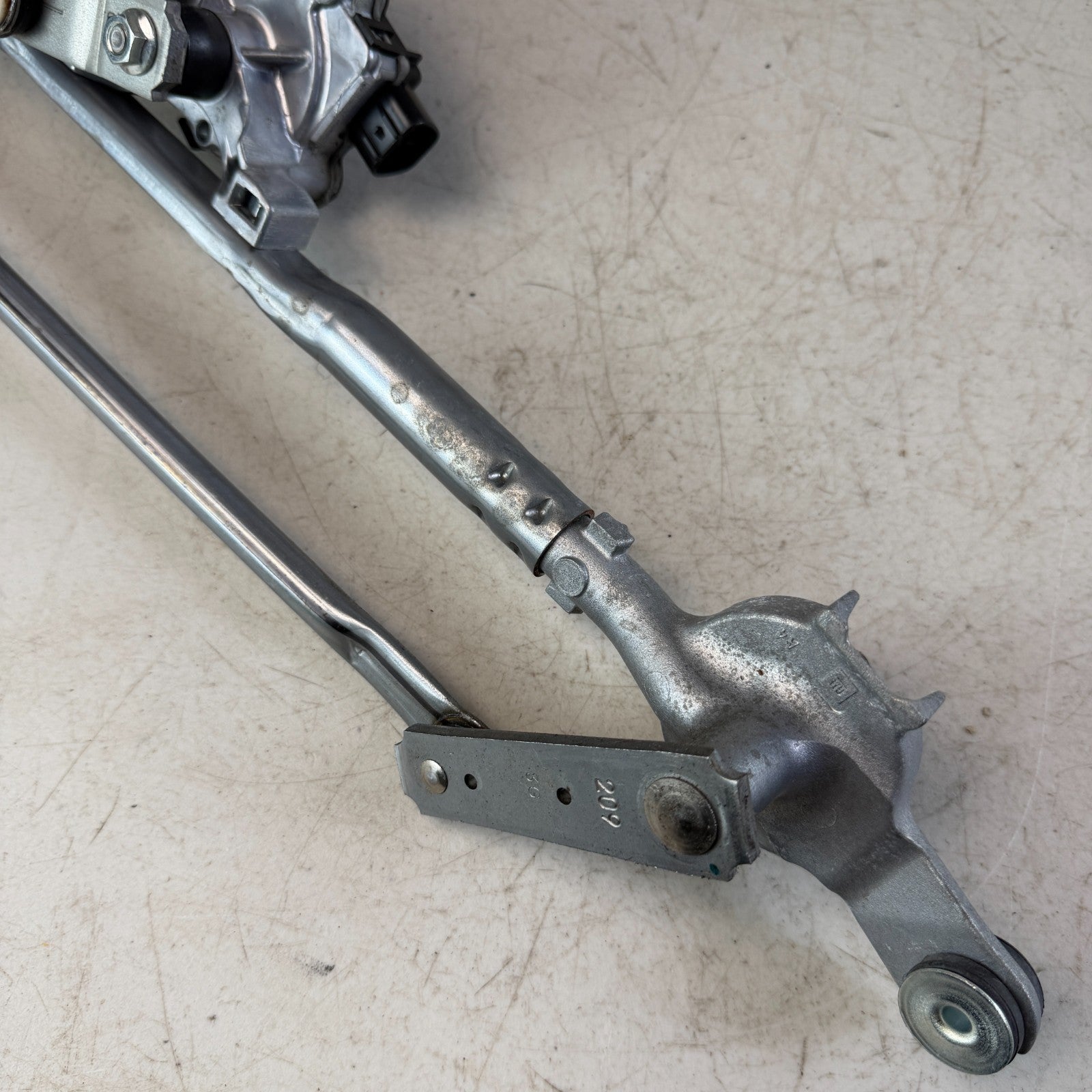 2016 -2024 CHEVROLET CAMARO FRONT WINDSHIELD WIPER LINKAGE W/ MOTOR 84498919 OEM