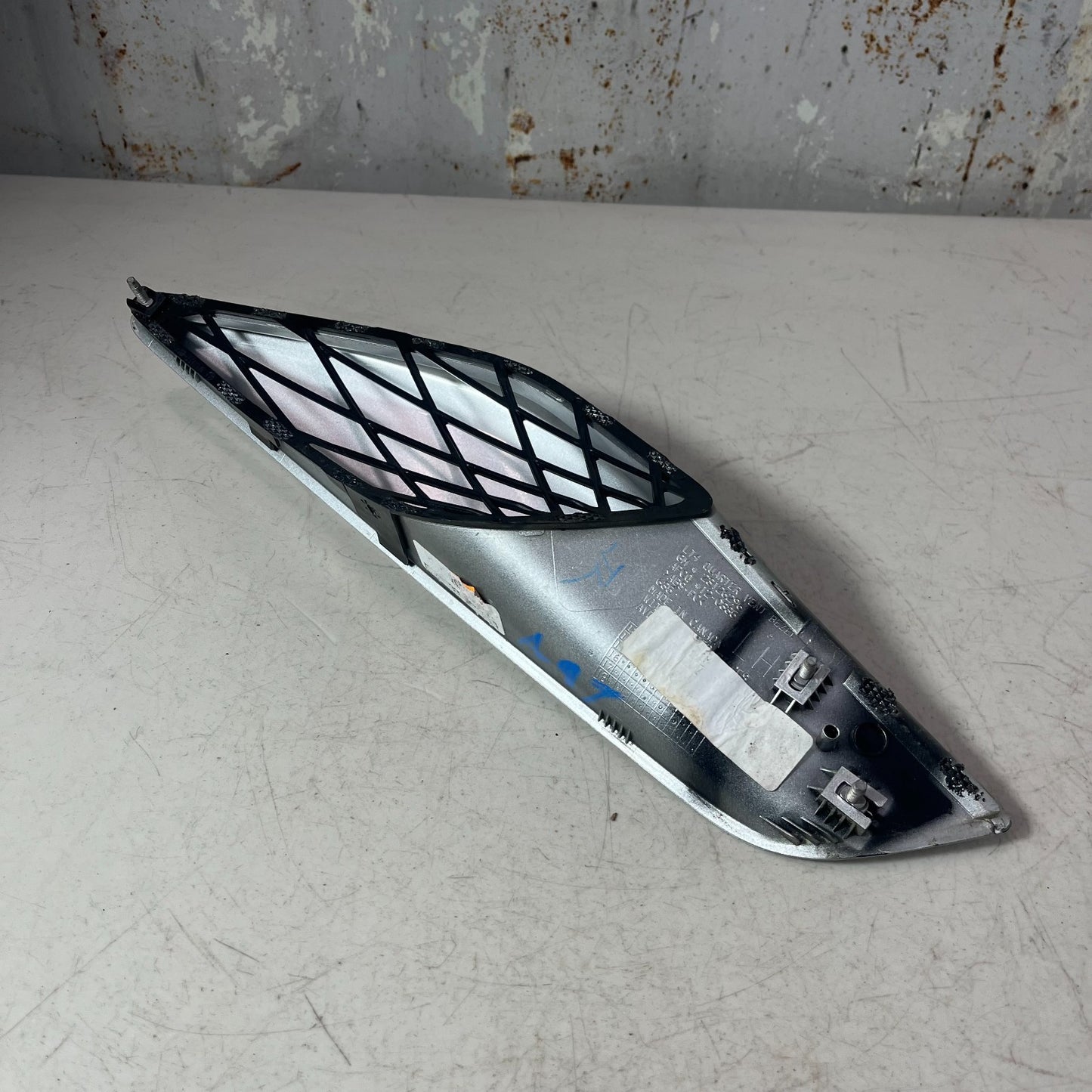 14-19 CHEVROLET CORVETTE C7 LEFT SIDE QAURTER PANEL SCOOP VENT BEZEL 23126296