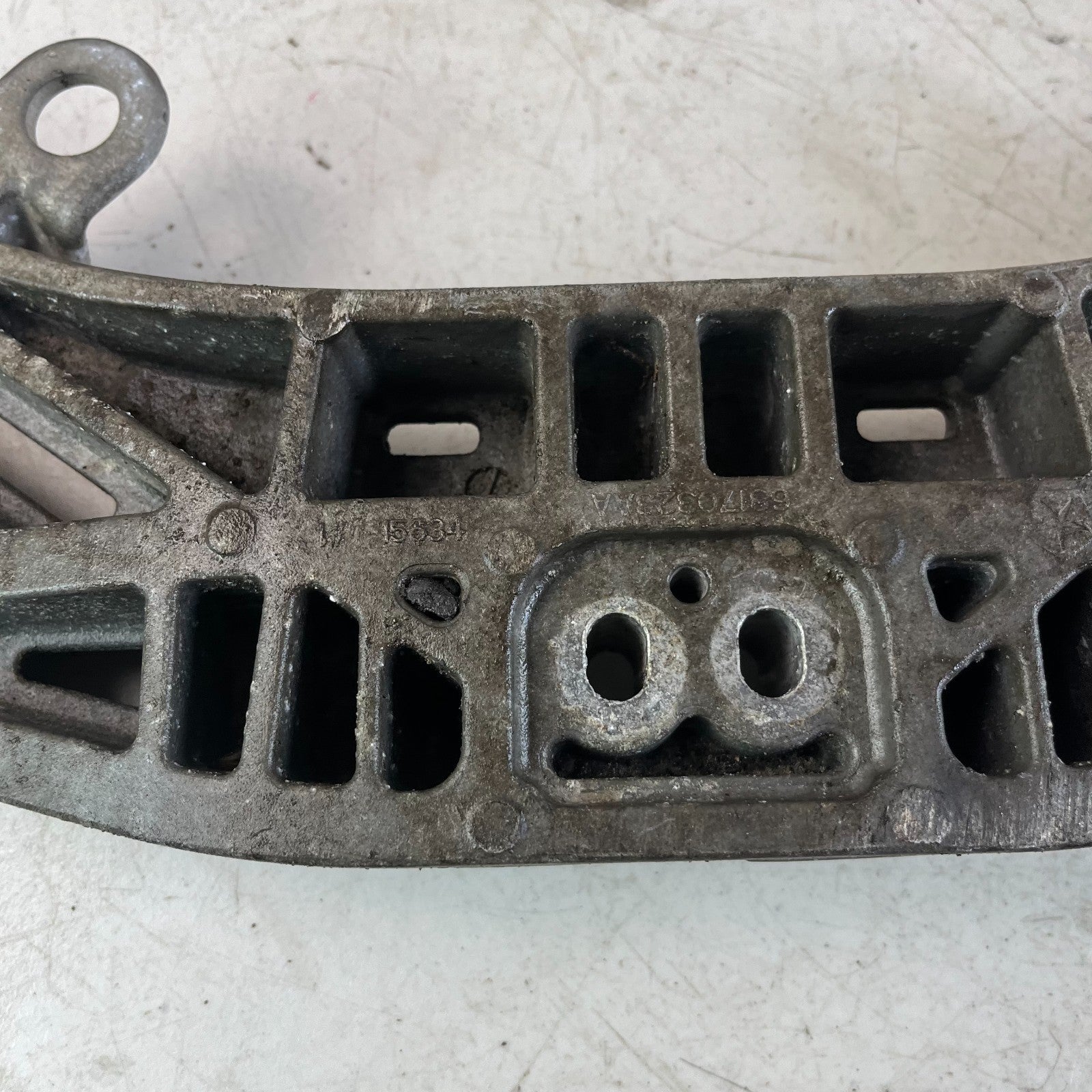 2015-2023 DODGE CHALLENGER TRANSMISSION CROSSMEMBER MOUNT BRACKET 68170323AA OEM