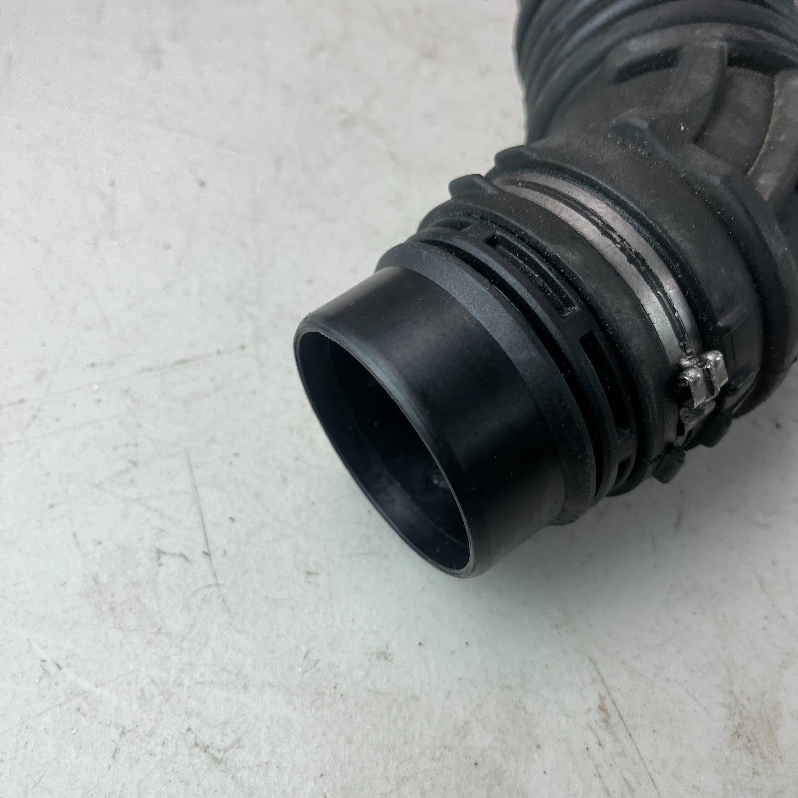2017-2020 MASERATI LEVANTE LEFT TURBO INTAKE AIR CLEANER HOSE PIPE 670031928 OEM