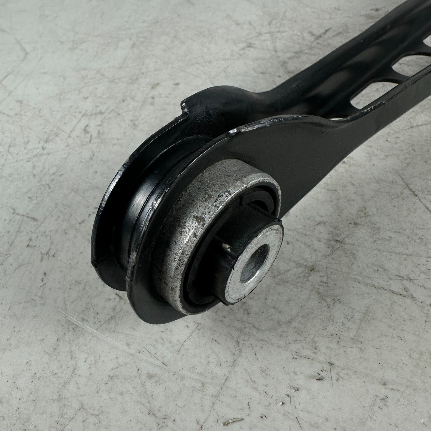 2016-24 CHEVROLET CAMARO REAR RIGHT SIDE LOWER TRAILING CONTROL ARM 2341509 OEM