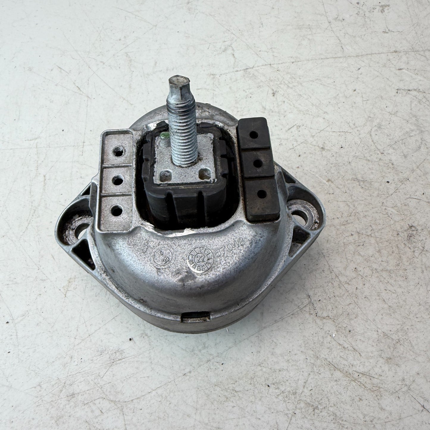 2017-2024 CHEVY CAMARO FRONT RIGHT PASSENGER SIDE ENGINE MOTOR MOUNT 84122578