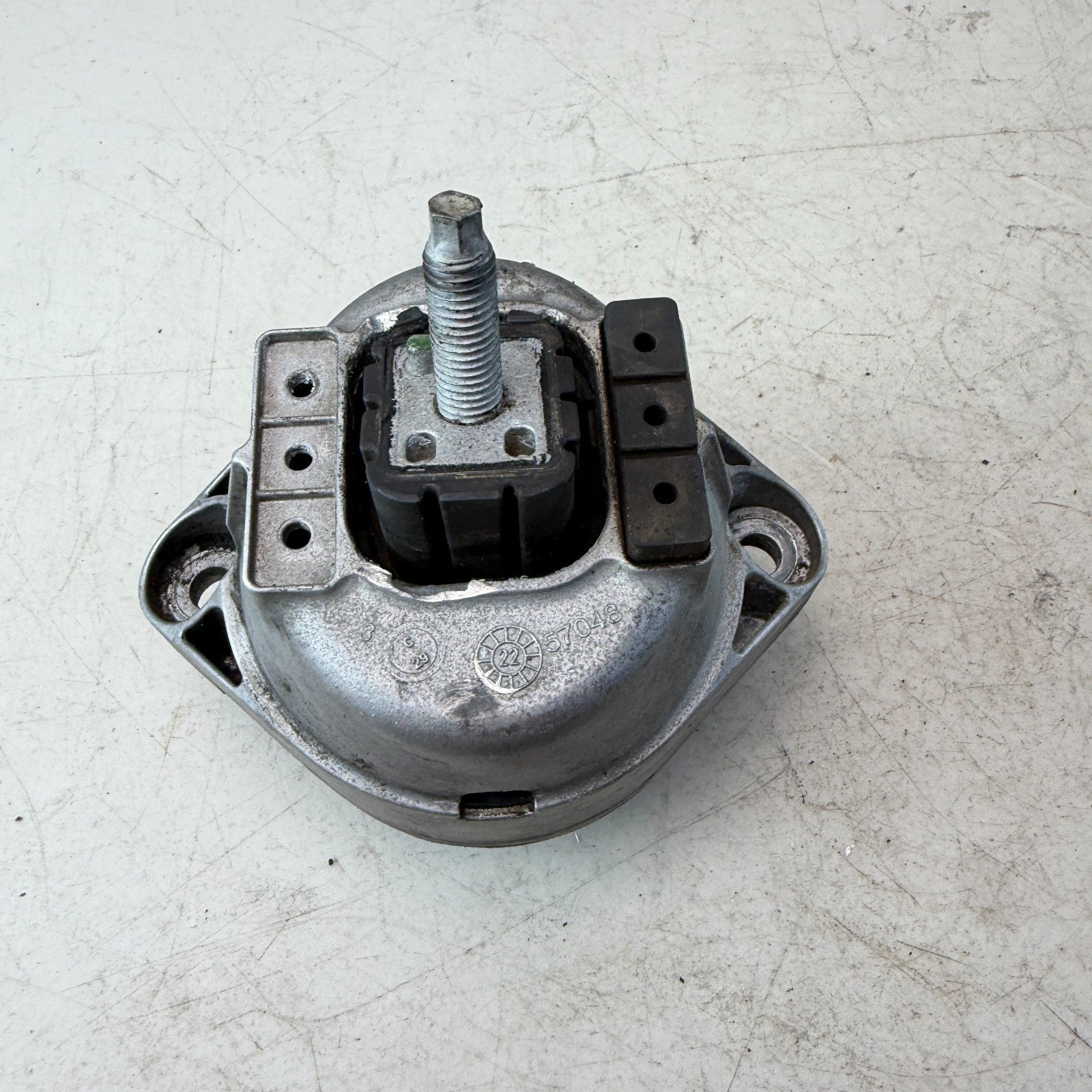 2017-2024 CHEVY CAMARO FRONT RIGHT PASSENGER SIDE ENGINE MOTOR MOUNT 84122578
