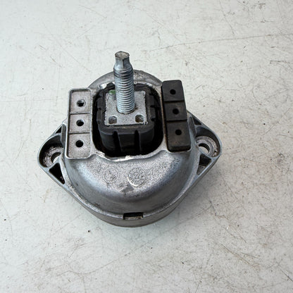 2017-2024 CHEVY CAMARO FRONT RIGHT PASSENGER SIDE ENGINE MOTOR MOUNT 84122578