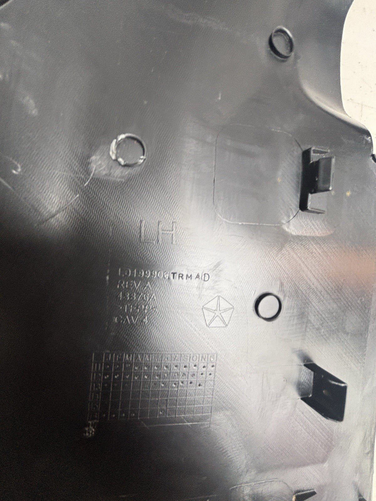 2015-2022 CHRYSLER 300 CENTER CONSOLE LEFT SIDE COVER PANEL TRIM L0199906 OEM