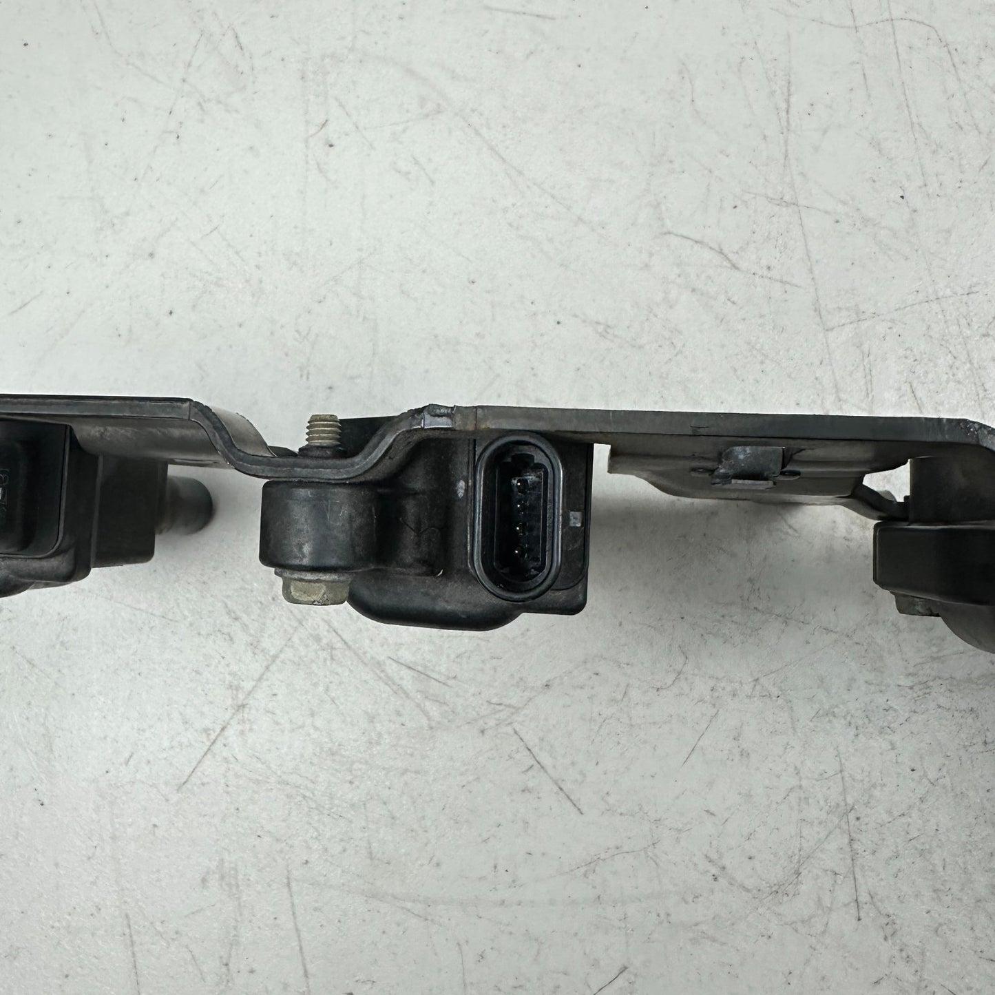 05-13 CORVETTE C6 6.0L V8 LEFT DRIVERS SIDE IGNITION COIL BRACKET ASSEMBLY OEM