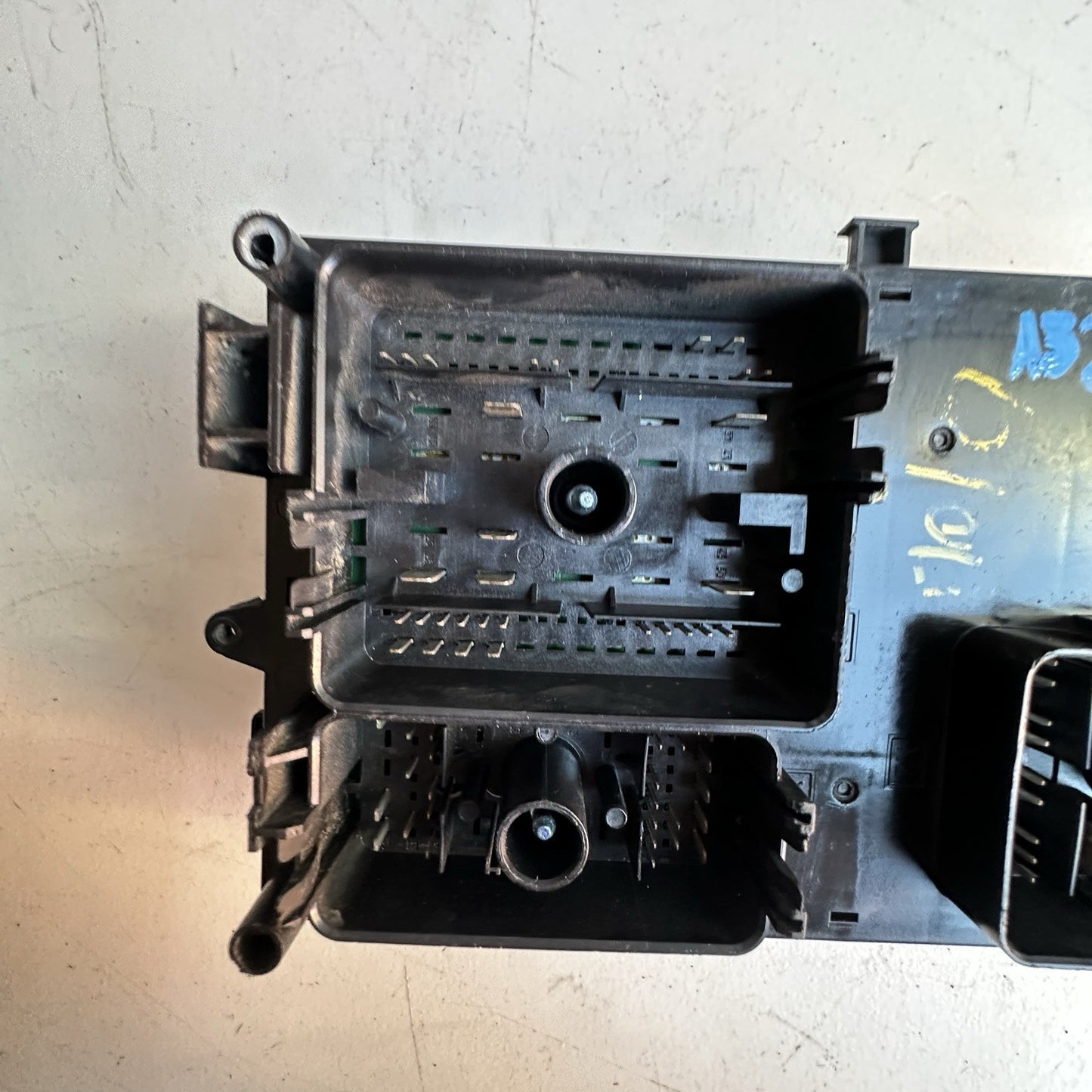 2011-2016 Chevy Cruze Malibu  Engine Relay Fuse Box 812461952