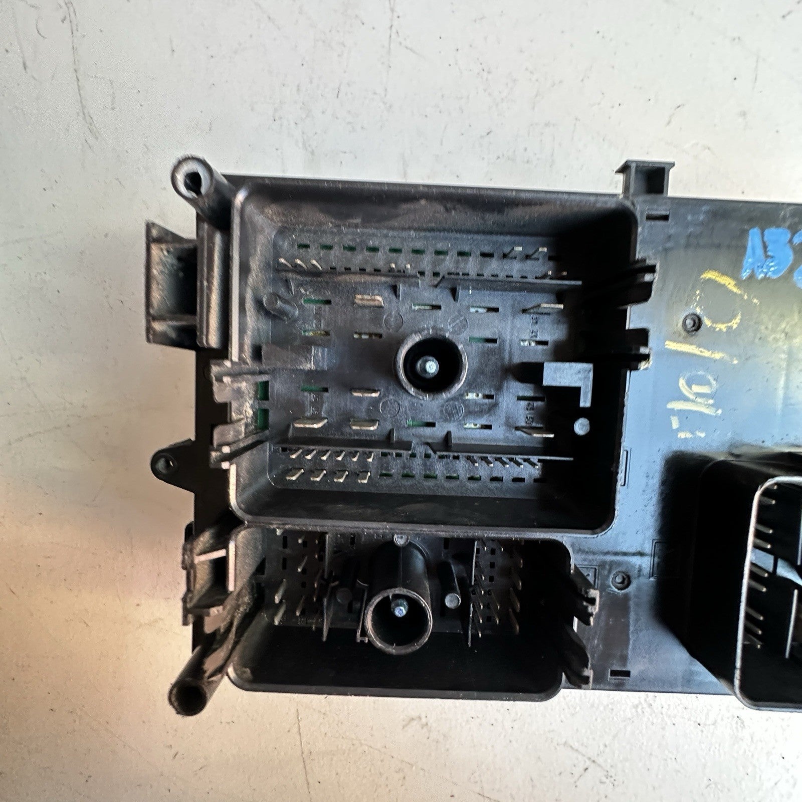 2011-2016 Chevy Cruze Malibu  Engine Relay Fuse Box 812461952