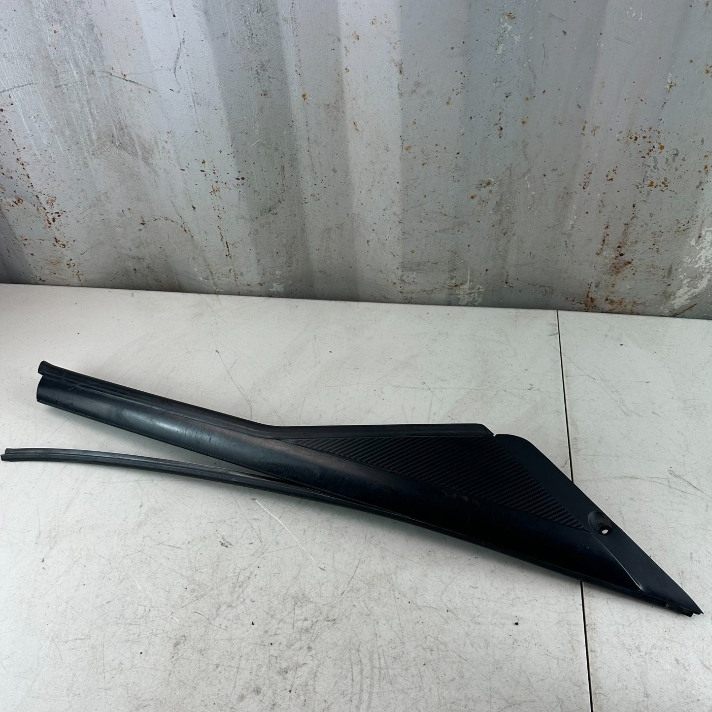 2005-2013 CHEVROLET CORVETTE C6 FRONT LEFT SIDE DOOR WINDOW FRAME APPLIQUE OEM