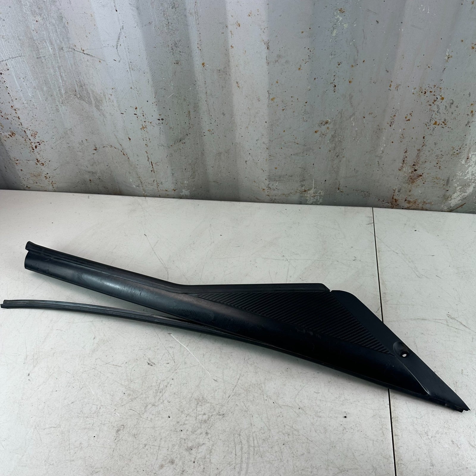 2005-2013 CHEVROLET CORVETTE C6 FRONT LEFT SIDE DOOR WINDOW FRAME APPLIQUE OEM