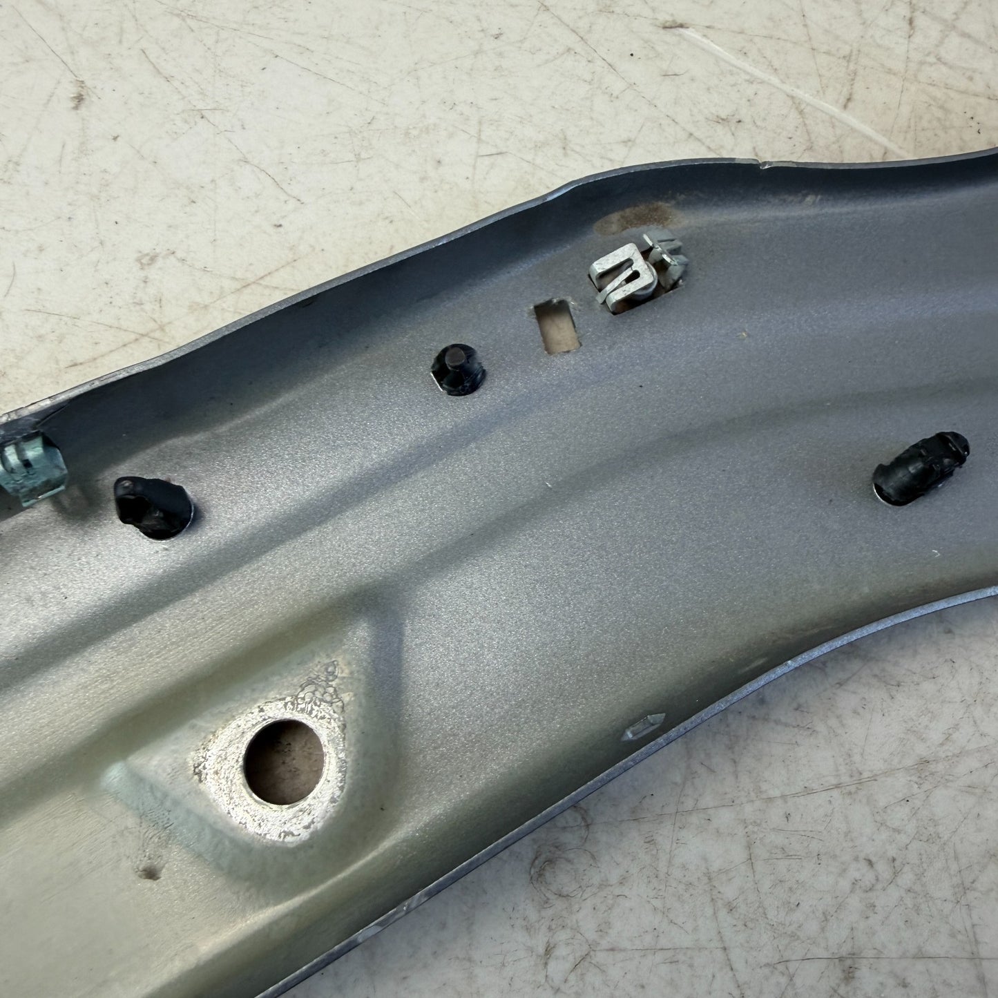 2016-2024 CHEVROLET CAMARO FRONT LEFT DRIVER FENDER SUPPORT BRACKET 84199117 OEM