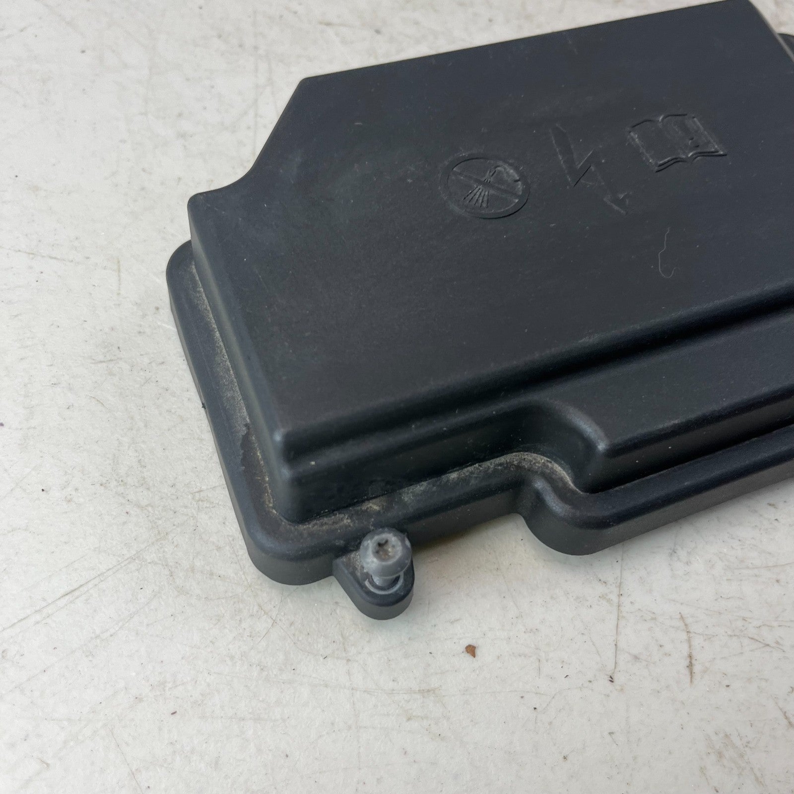 2015-2021 MERCEDES W205 C300 FRONT ENGINE UNDER HOOD FUSE BOX COVER A2055400082
