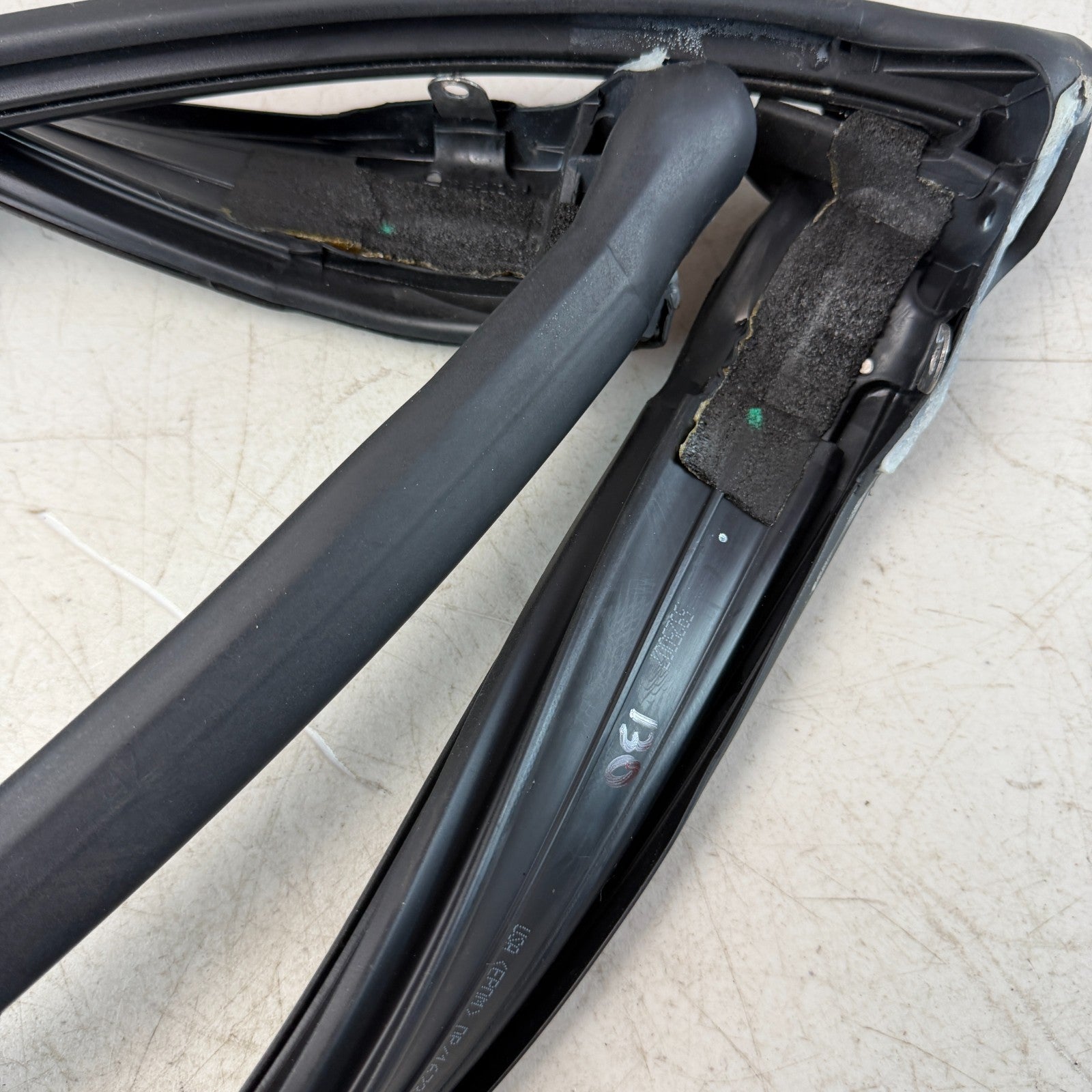 05-13 CHEVROLET CORVETTE C6 FRONT WINDSHIELD WEATHERSTRIP RUBBER SEAL BLACK OEM