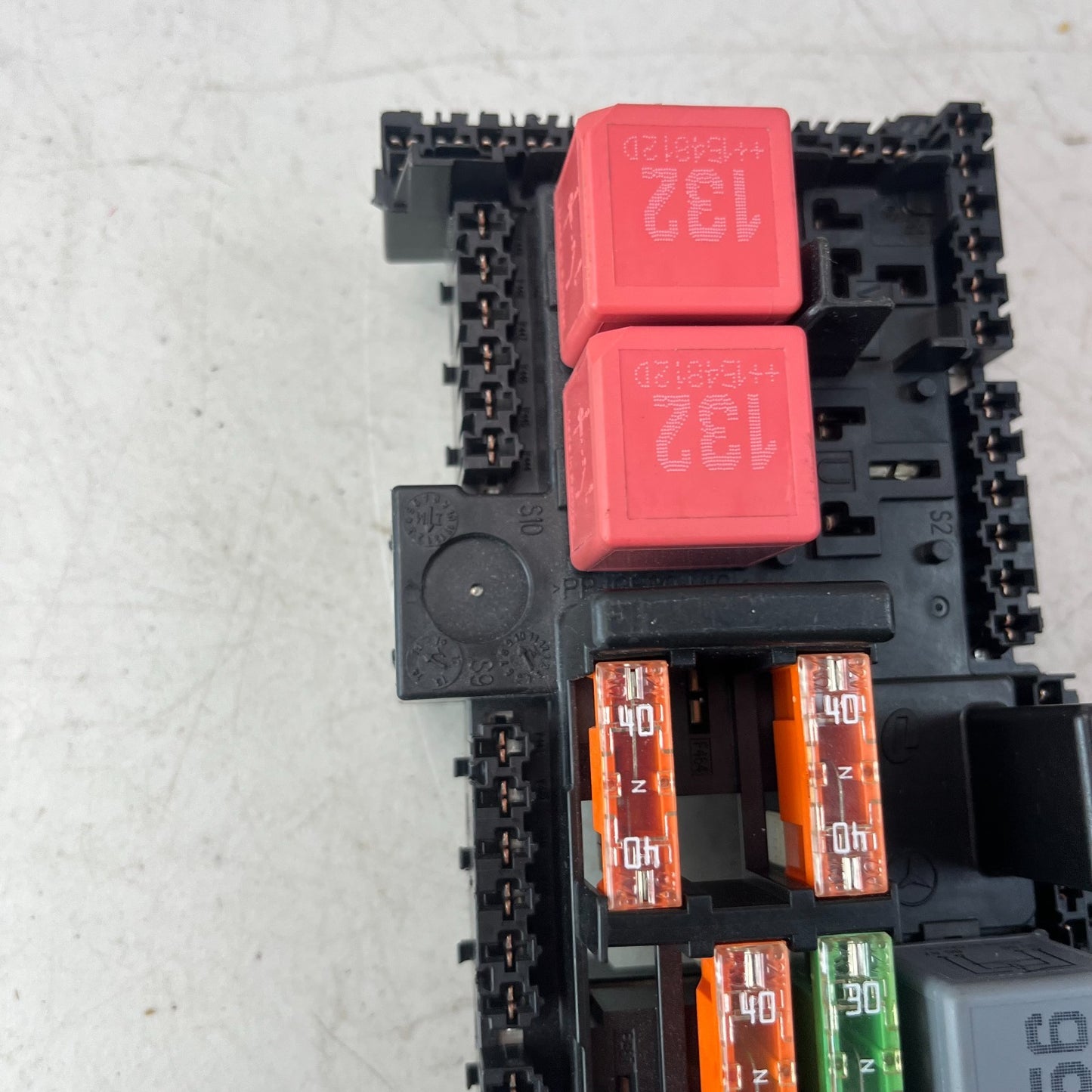 2015-2021 MERCEDES C300 REAR COMPARTMENT FUSE BOX RELAY MODULE UNIT A2059068501