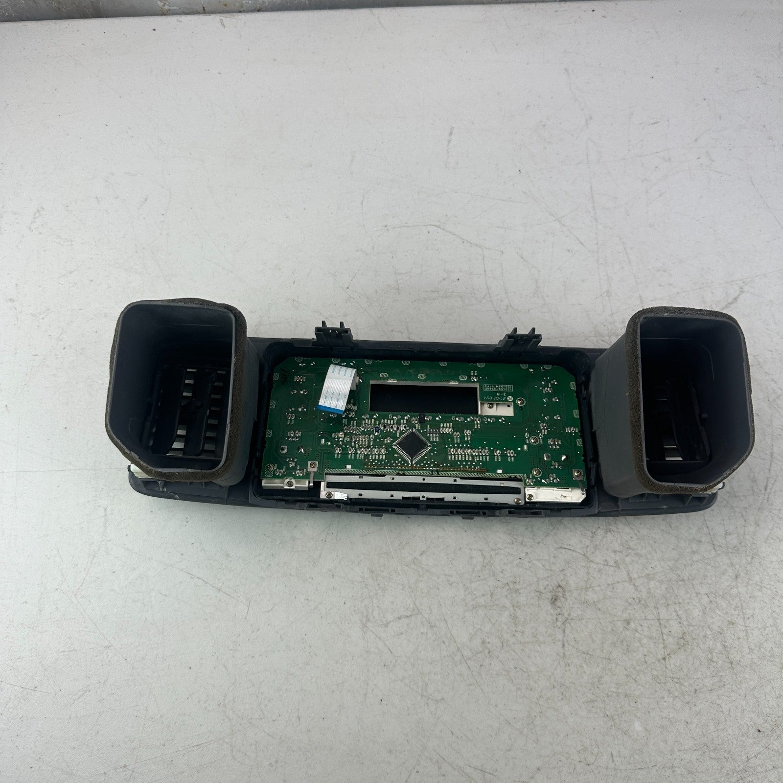 2003-05 TOYOTA COROLLA DASH RADIO CD PLAYER RECEIVER UNIT PANEL W/ AIR VENT OEM