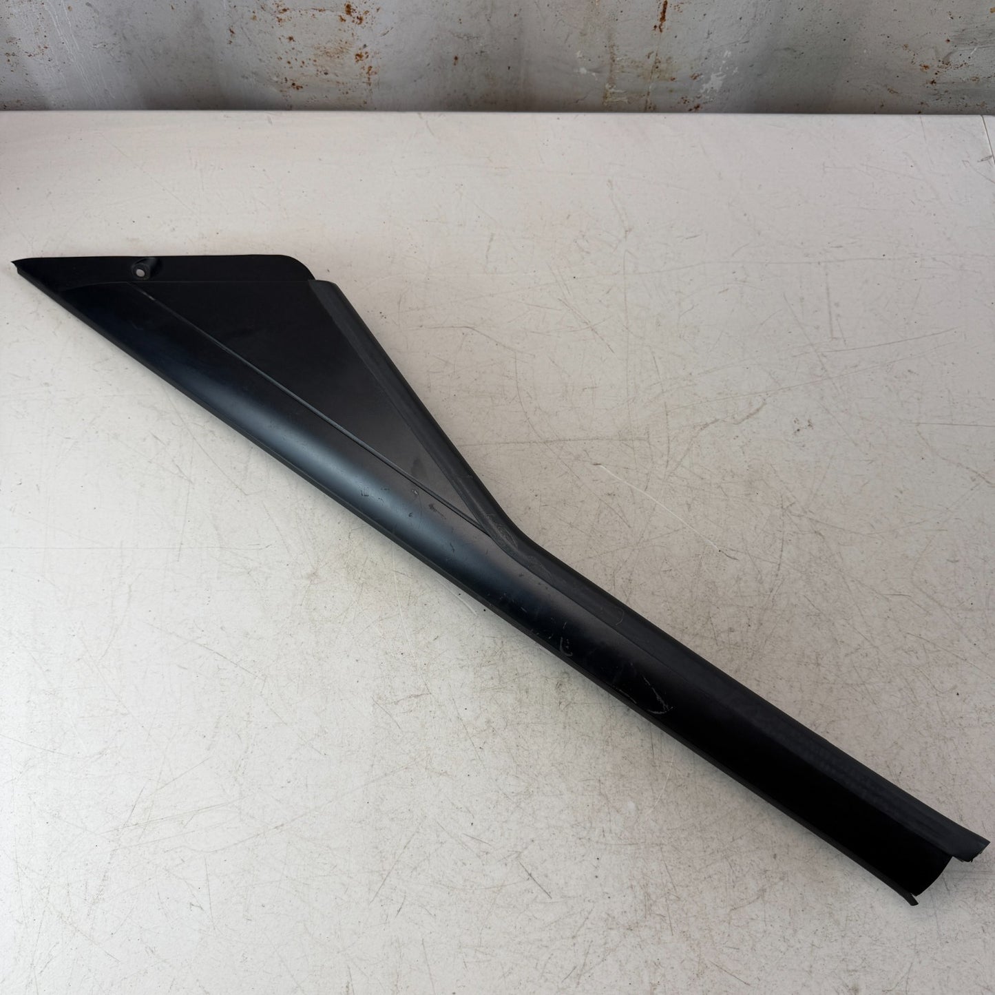 2005-2013 CHEVROLET CORVETTE C6 FRONT LEFT SIDE DOOR WINDOW FRAME APPLIQUE OEM