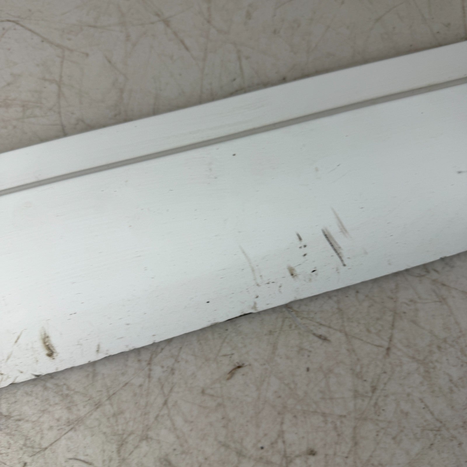 2017-2020 MASERATI LEVANTE FRONT RIGHT EXTERIOR DOOR LOWER MOLDING WHITE OEM