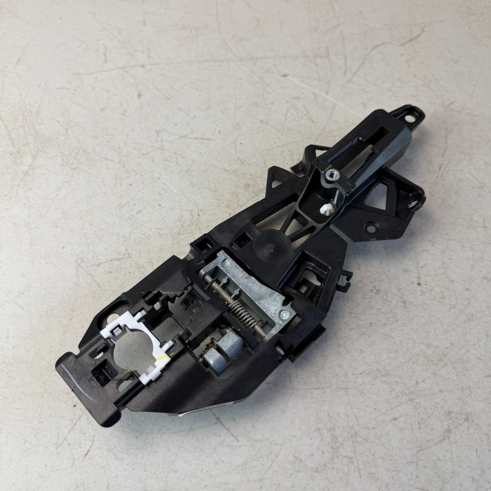 2016-2024 CHEVROLET CAMARO ZL1 FRONT LEFT SIDE EXTERIOR DOOR HANDLE BRACKET OEM