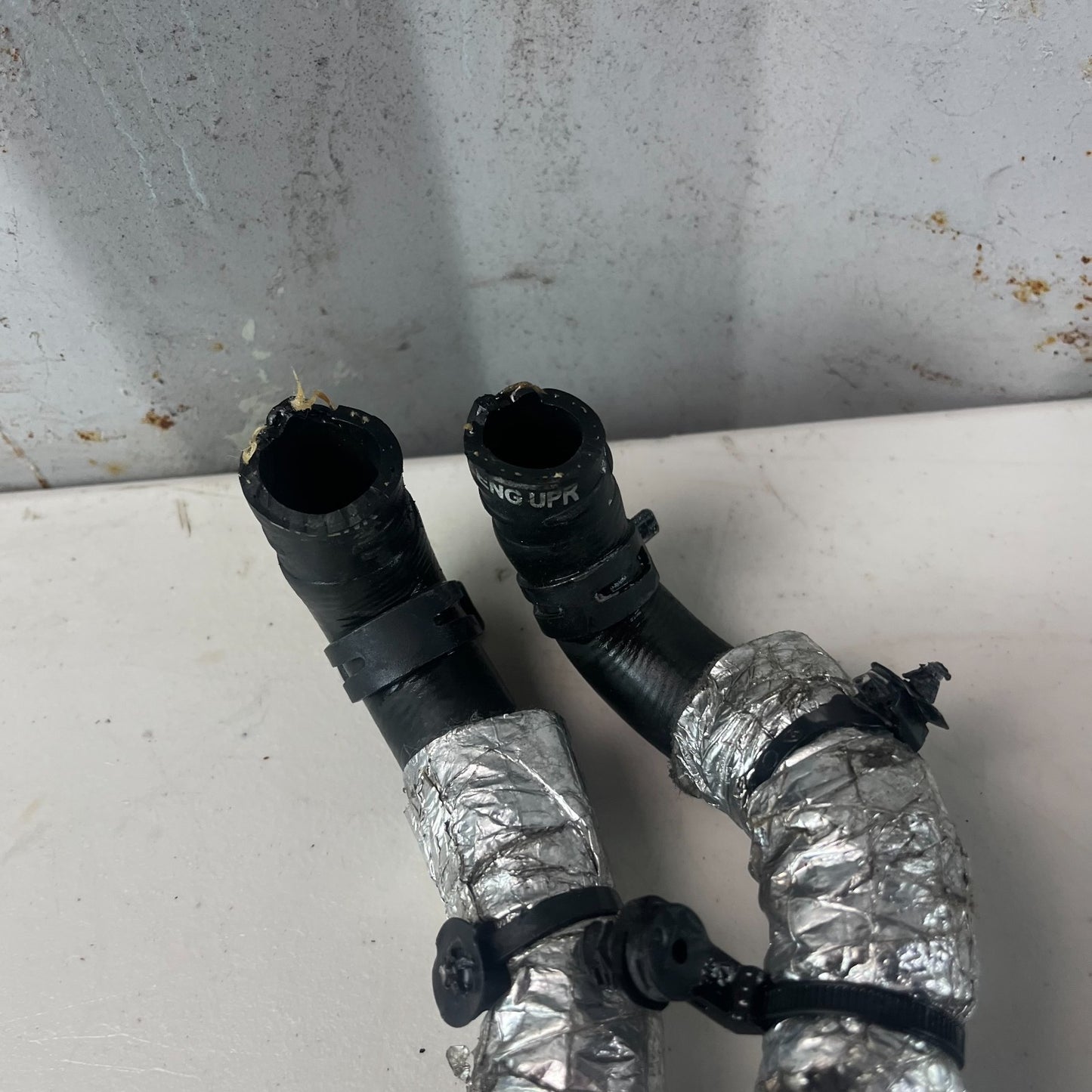2016-2024 CHEVROLET CAMARO SS ENGINE RADIATOR COOLANT HOSE PIPE 23352709 OEM
