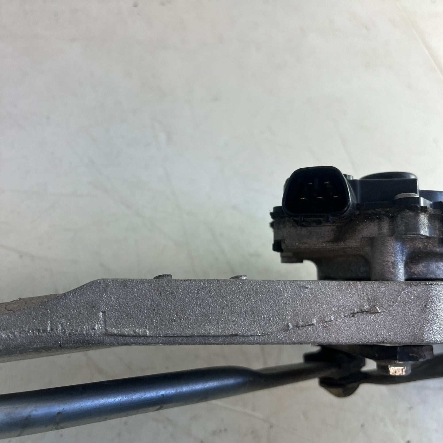 2008-2015 CADILLAC CTS-V FRONT WINDSHIELD WIPER MOTOR W/ LINKAGE 25864052 OEM
