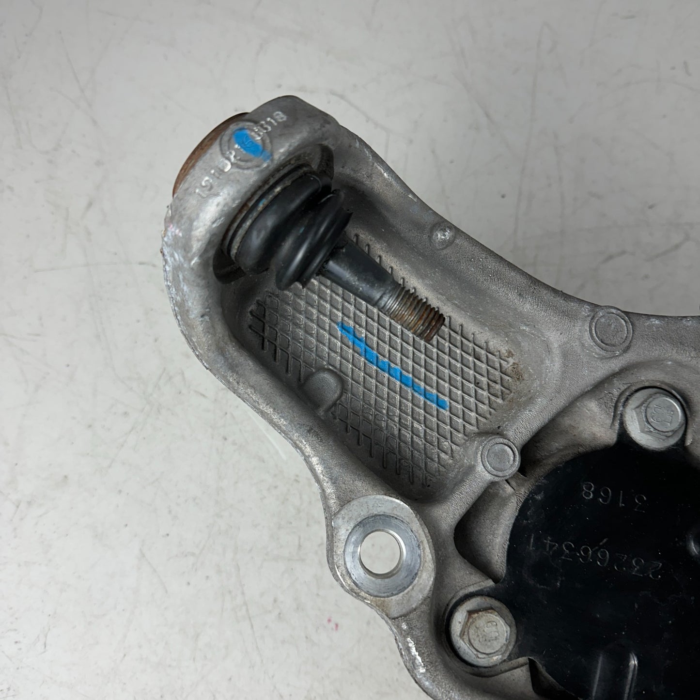 2014–2019 CHEVY CORVETTE C7 FRONT LEFT DRIVER SIDE SPINDLE KNCUKLE WHEEL HUB OEM