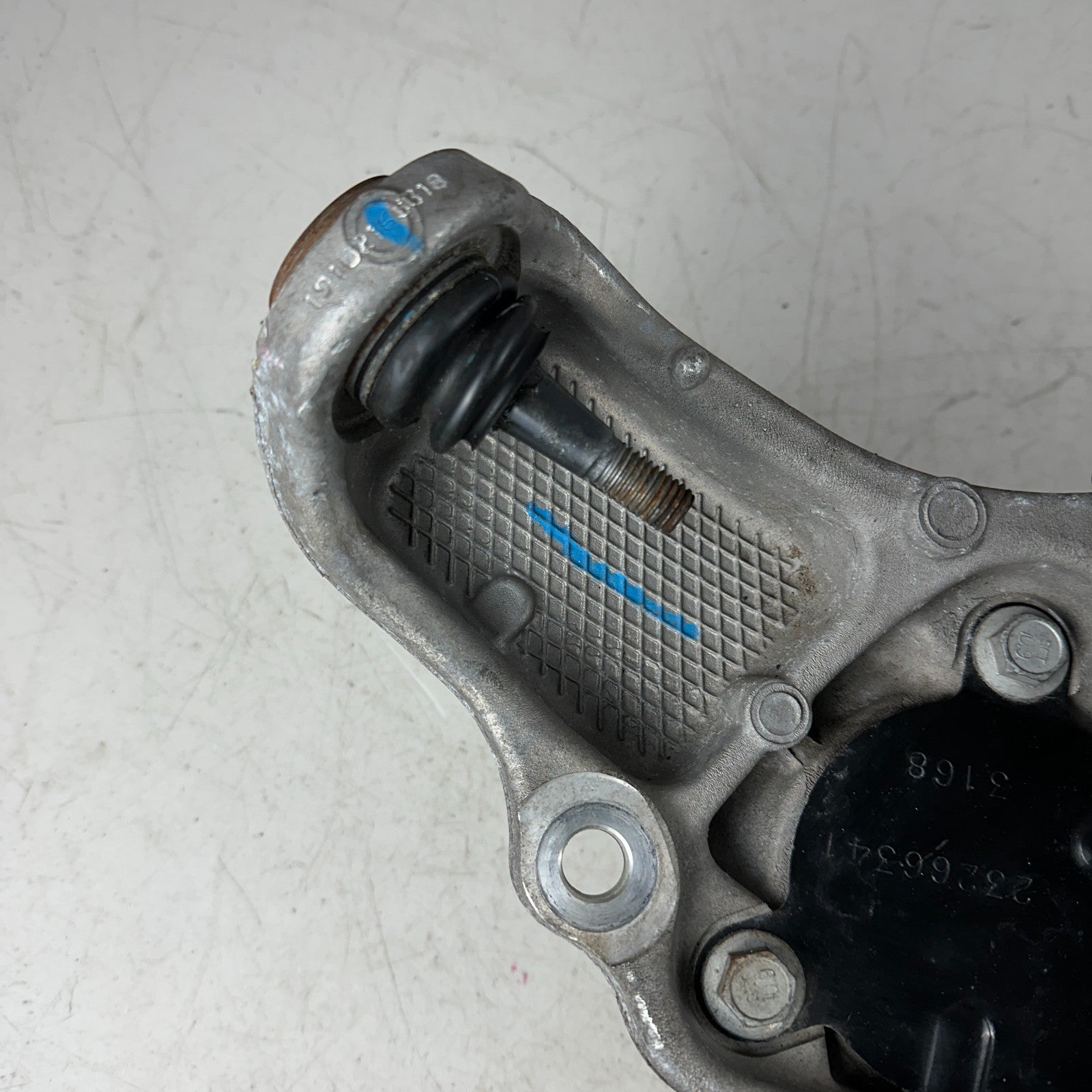 2014–2019 CHEVY CORVETTE C7 FRONT LEFT DRIVER SIDE SPINDLE KNCUKLE WHEEL HUB OEM