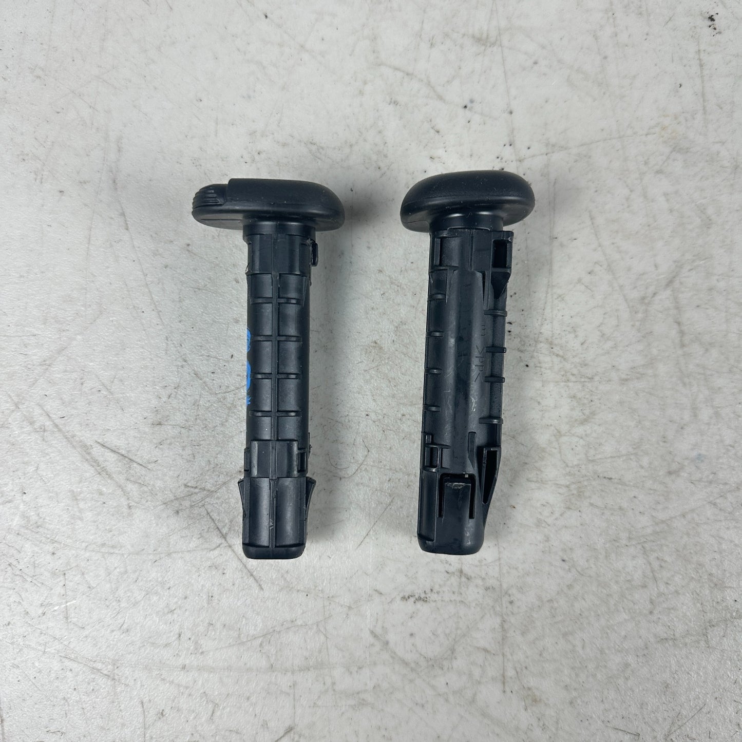 2013-2017 HONDA ACCORD SEDAN FRONT RIGHT SIDE SEAT HEADREST GUIDE BLACK OEM