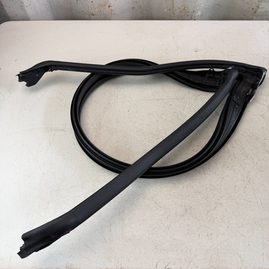 05-13 CHEVROLET CORVETTE C6 FRONT WINDSHIELD WEATHERSTRIP RUBBER SEAL BLACK OEM