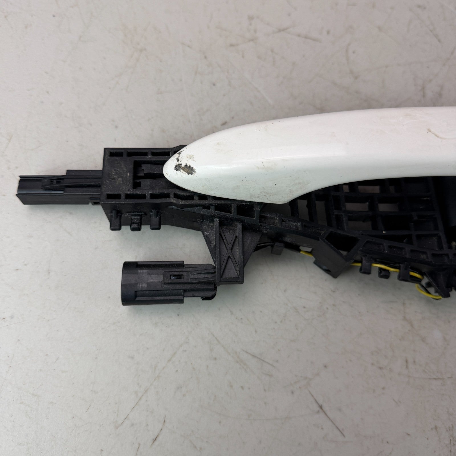 2017-2020 MASERATI LEVANTE FRONT LEFT DRIVER SIDE EXTERIOR DOOR HANDLE WHITE OEM