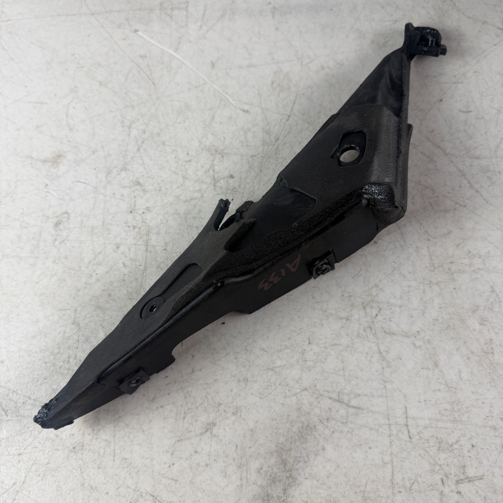 2005-2013 CHEVROLET CORVETTE RIGHT SIDE A PILLAR TRIM COVER BRACKET 15240517 OEM