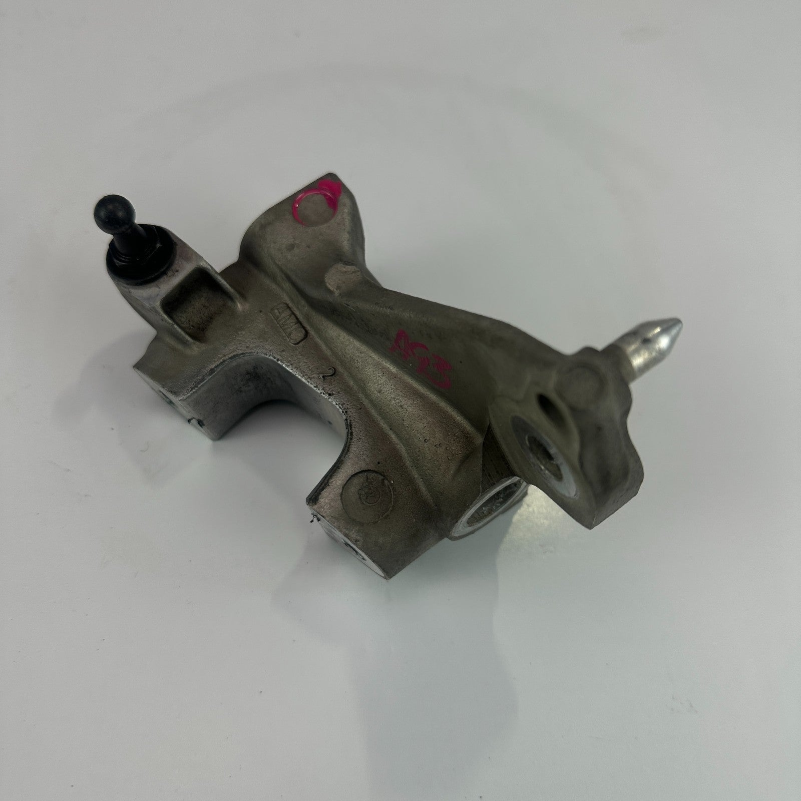2014-2019 CHEVROLET CORVETTE C7 FRONT RIGHT STABILIZER SWAY BAR MOUNT BRACKET