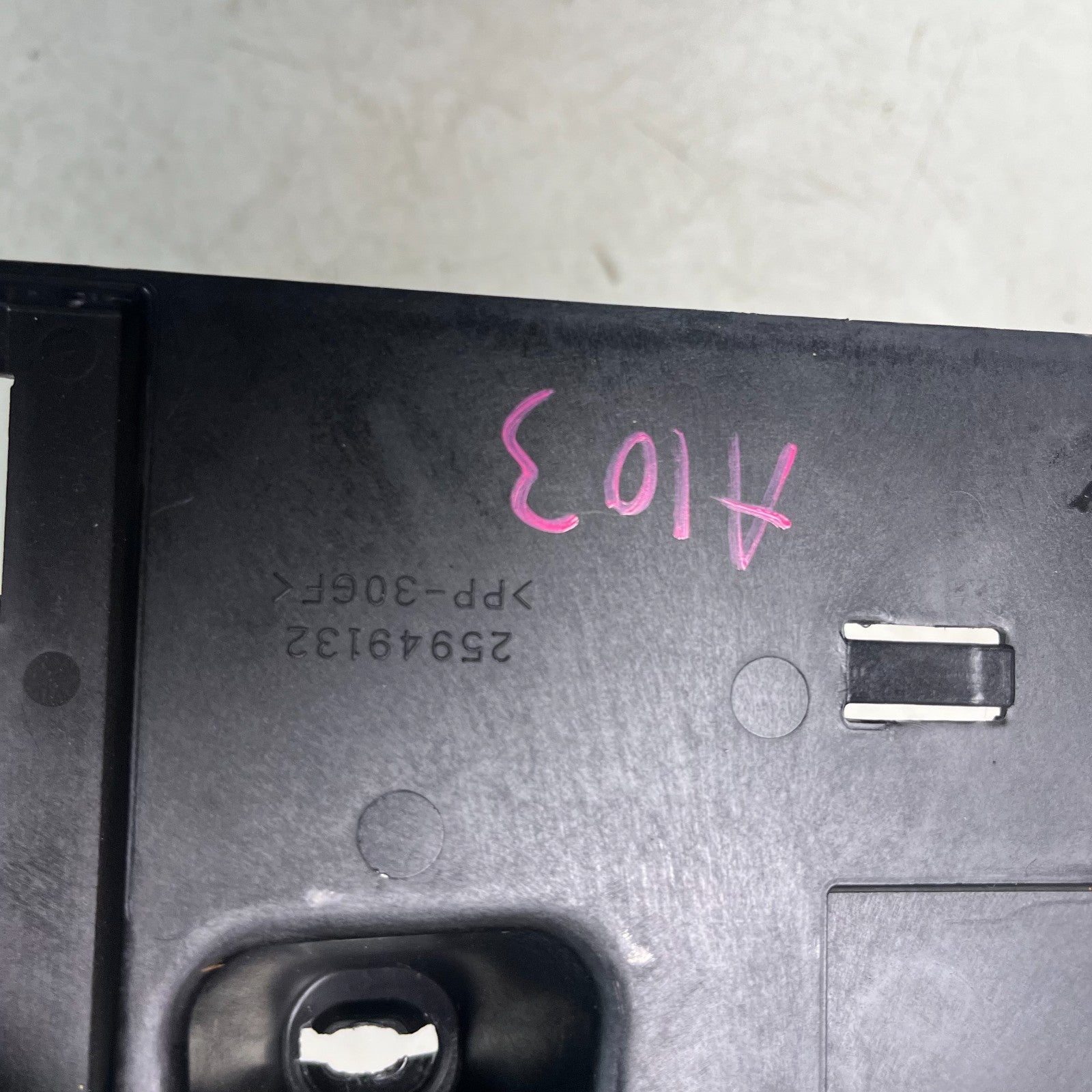 2008-2015 CADILLAC CTS-V FUEL PUMP DRIVER CONTROL MODULE BRACKET 25949132 OEM
