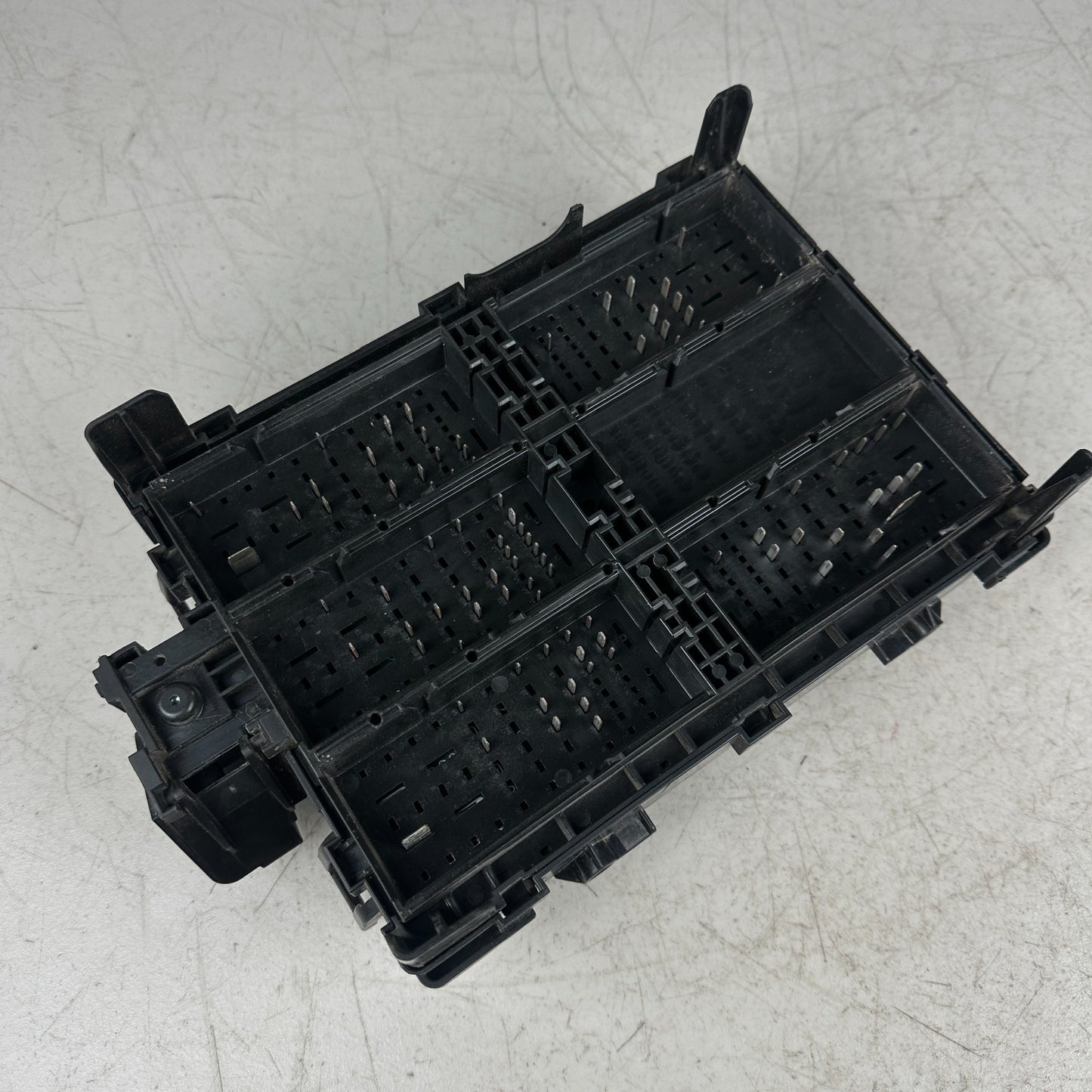 2014-2019 CHEVROLET CORVETTE C7 UNDER HOOD RELAY FUSE BOX ASSEMBLY 23189699 OEM