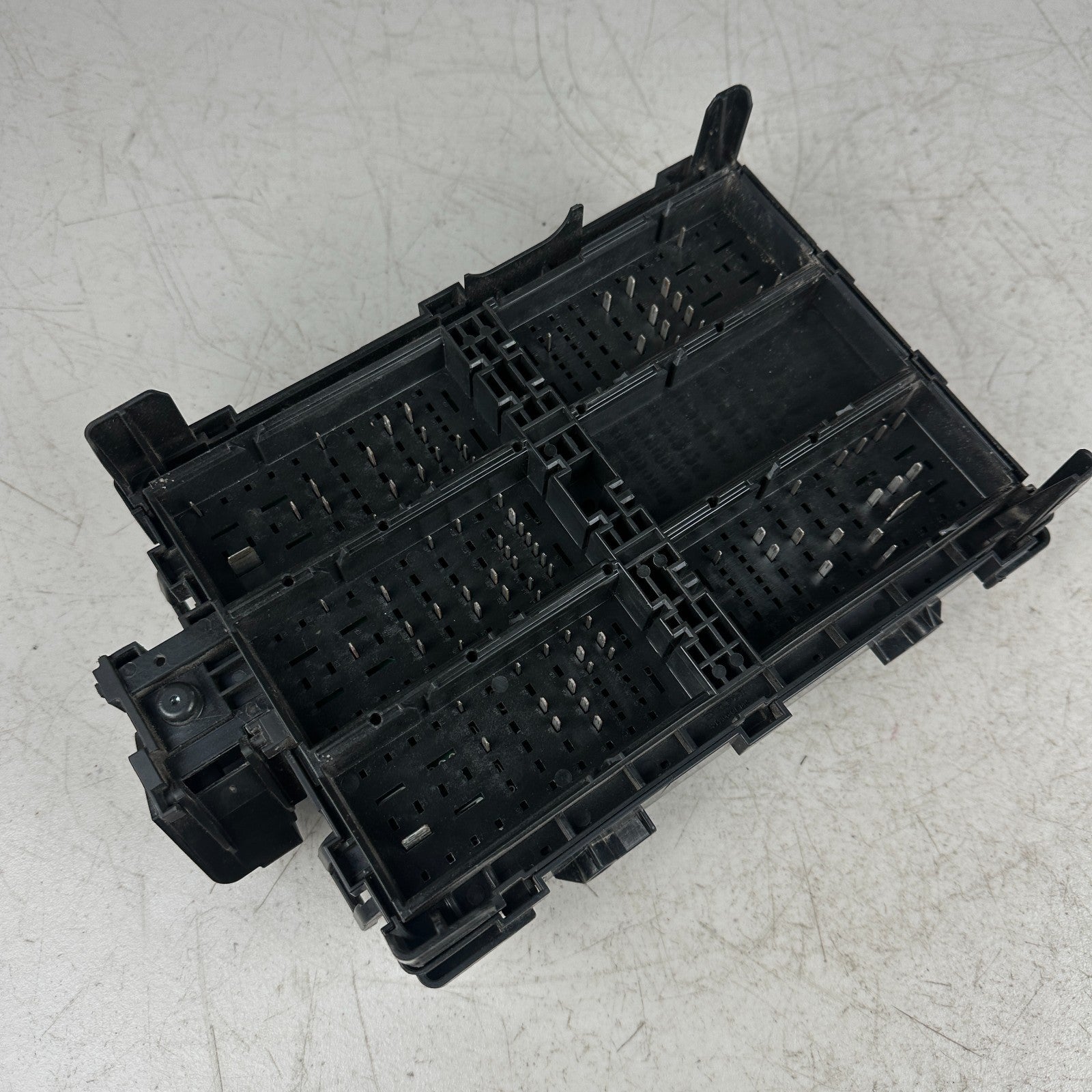 2014-2019 CHEVROLET CORVETTE C7 UNDER HOOD RELAY FUSE BOX ASSEMBLY 23189699 OEM