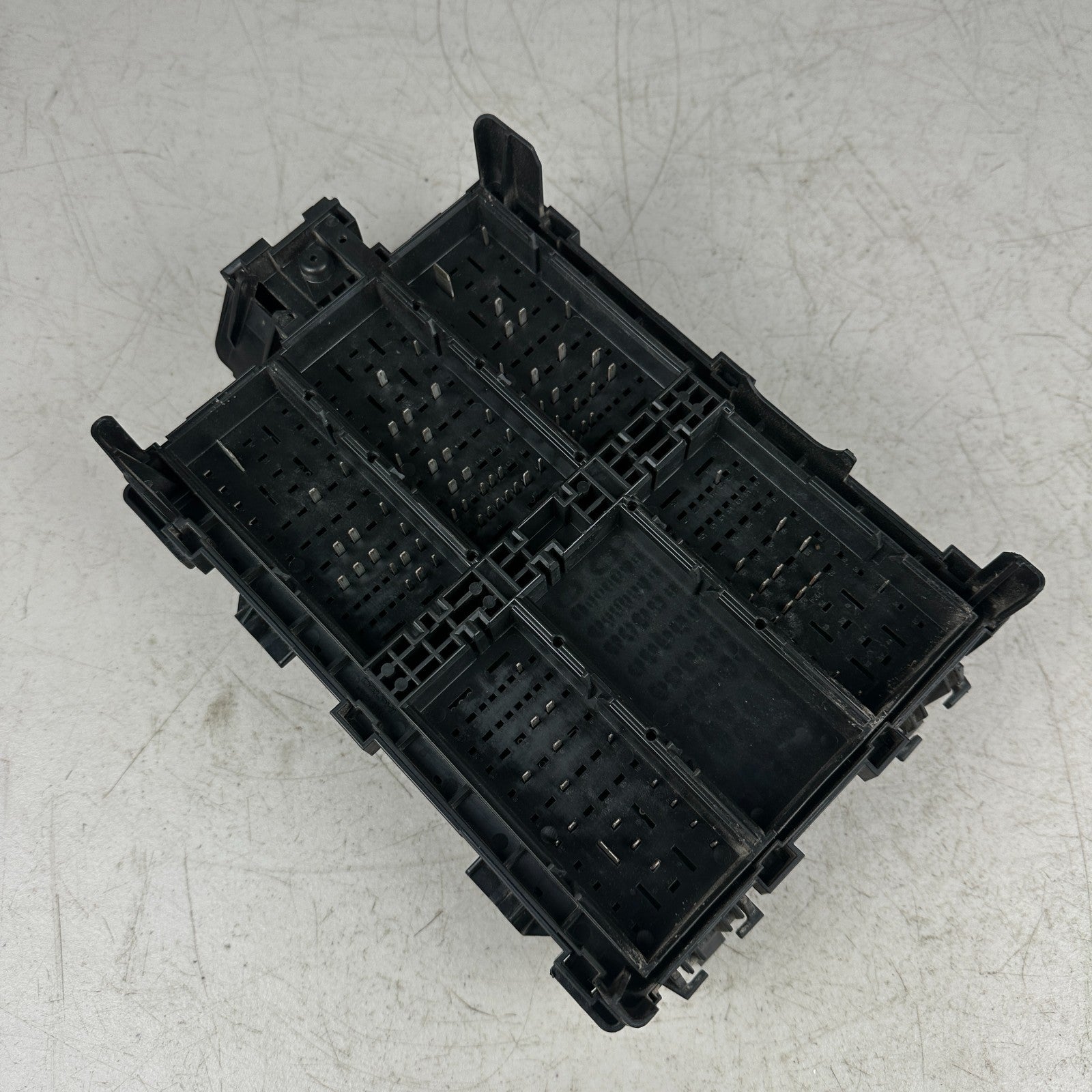 2014-2019 CHEVROLET CORVETTE C7 UNDER HOOD RELAY FUSE BOX ASSEMBLY 23189699 OEM