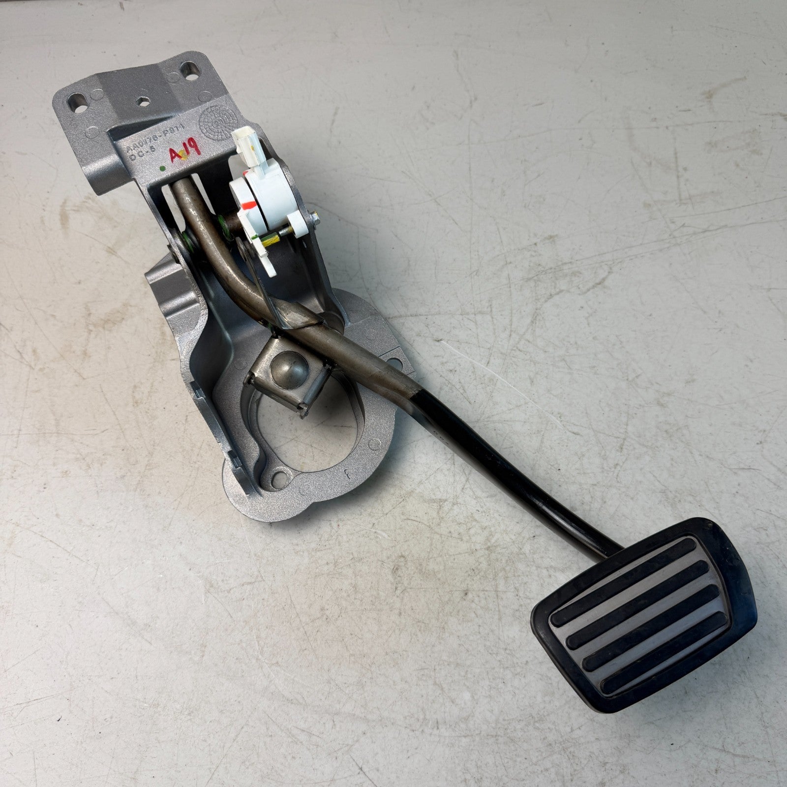 2023 CHEVROLET CAMARO ZL1 BRAKE FOOT STOP PEDAL ASSEMBLY W/ BRACKET 85625850 OEM