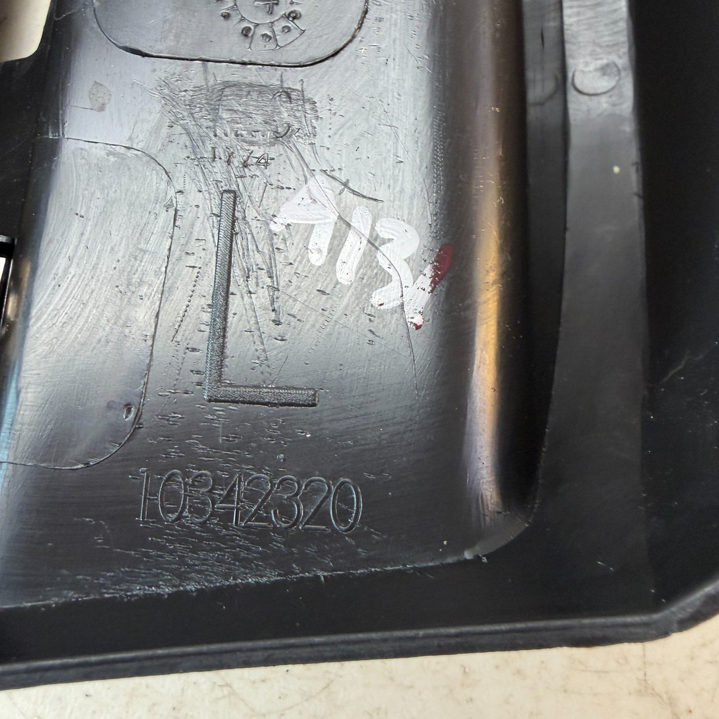 05-13 CHEVROLET CORVETTE C6 LEFT DRIVER TARGA TOP STORAGE HOOK COVER 10342320