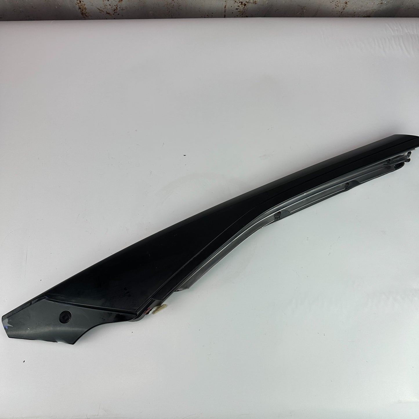 2005-2013 CHEVROLET CORVETTE C6 FRONT LEFT SIDE DOOR WINDOW A-PILLAR MOLDING OEM