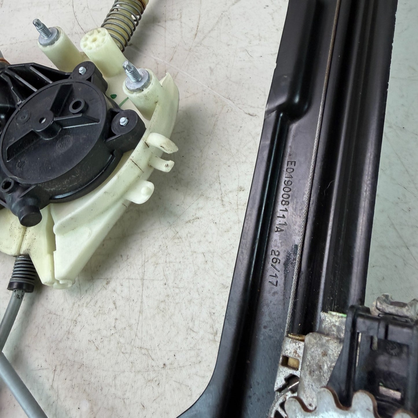 2017-2020 MASERATI LEVANTE REAR LEFT SIDE DOOR WINDOW REGULATOR MOTOR 670104206