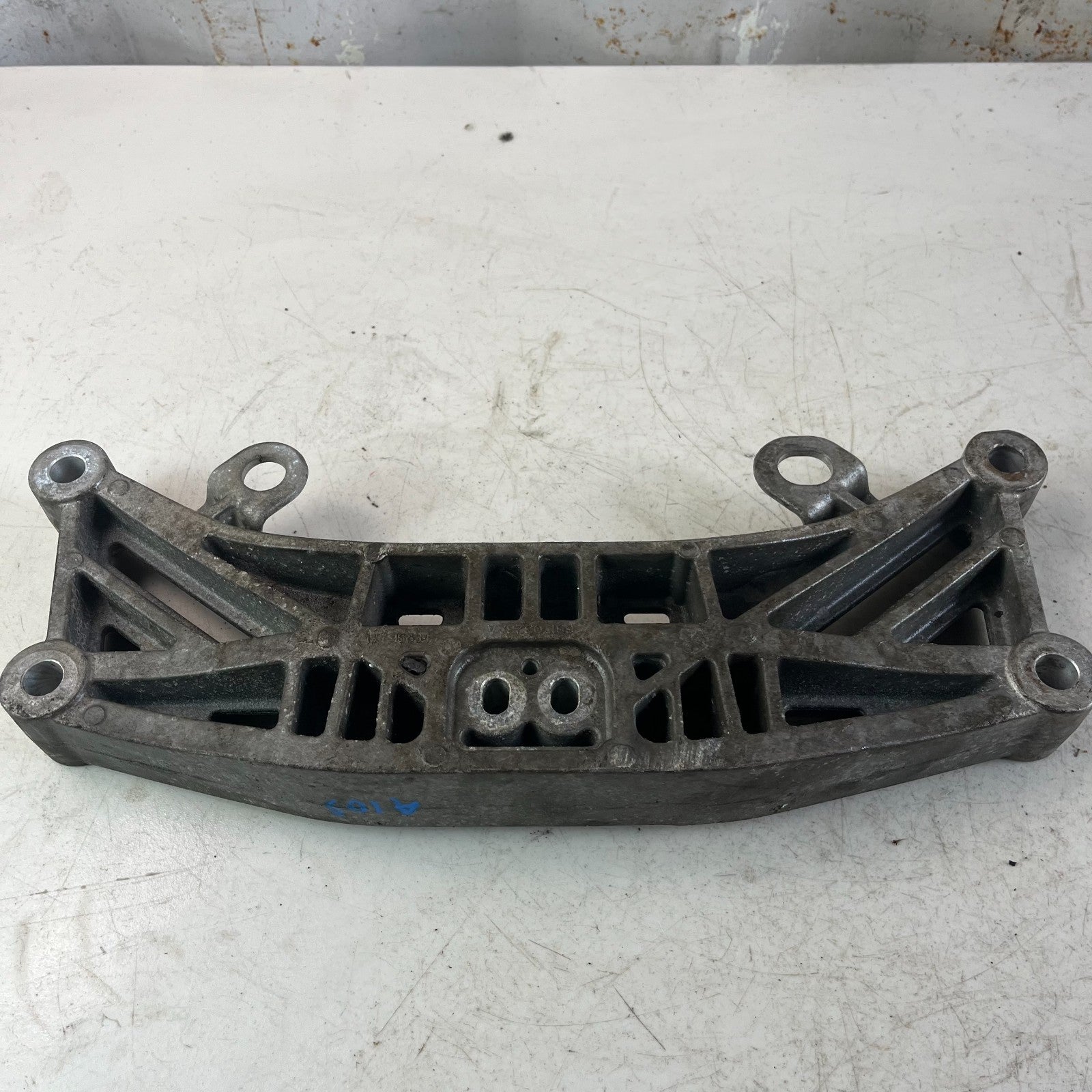 2015-2023 DODGE CHALLENGER TRANSMISSION CROSSMEMBER MOUNT BRACKET 68170323AA OEM
