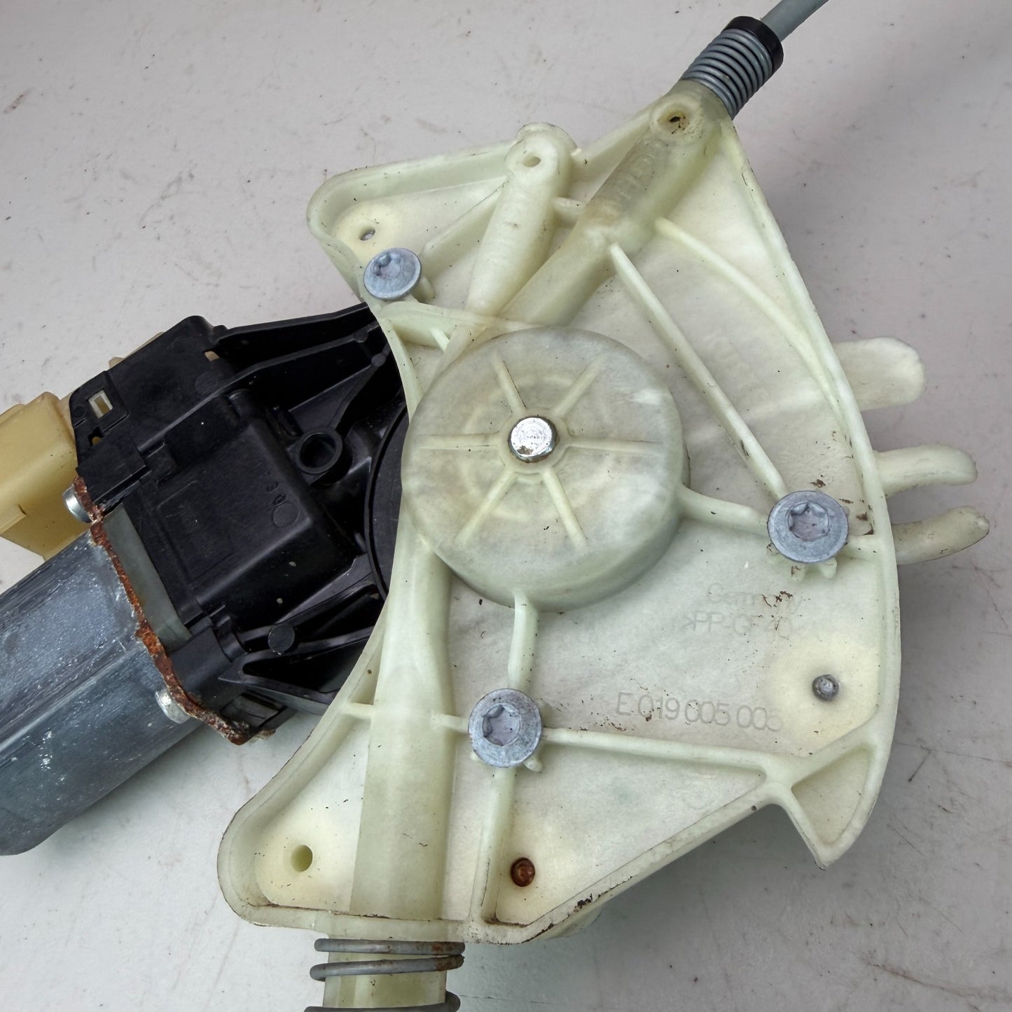 2017-2020 MASERATI LEVANTE FRONT LEFT SIDE DOOR WINDOW REGULATOR MOTOR 670104204
