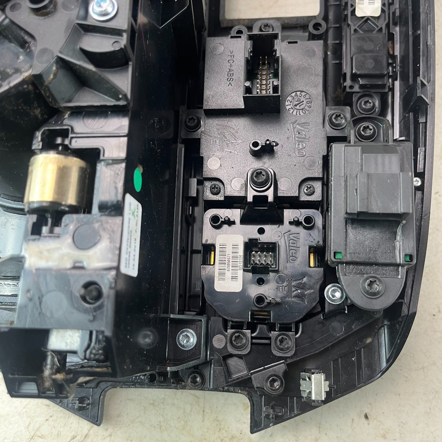 2017-2020 MASERATI LEVANTE GEAR SHIFTER CUP HOLDER PANEL W/ SWITCH 670064671 OEM