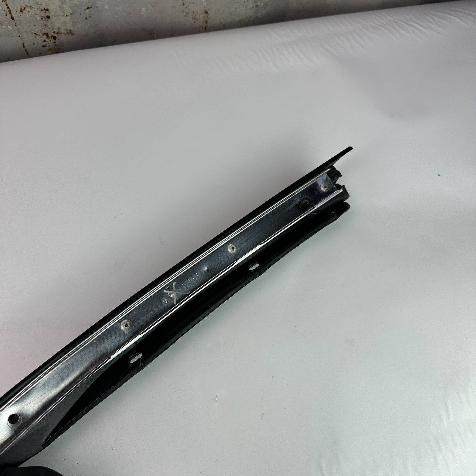 2005-2013 CHEVROLET CORVETTE C6 FRONT LEFT SIDE DOOR WINDOW A-PILLAR MOLDING OEM