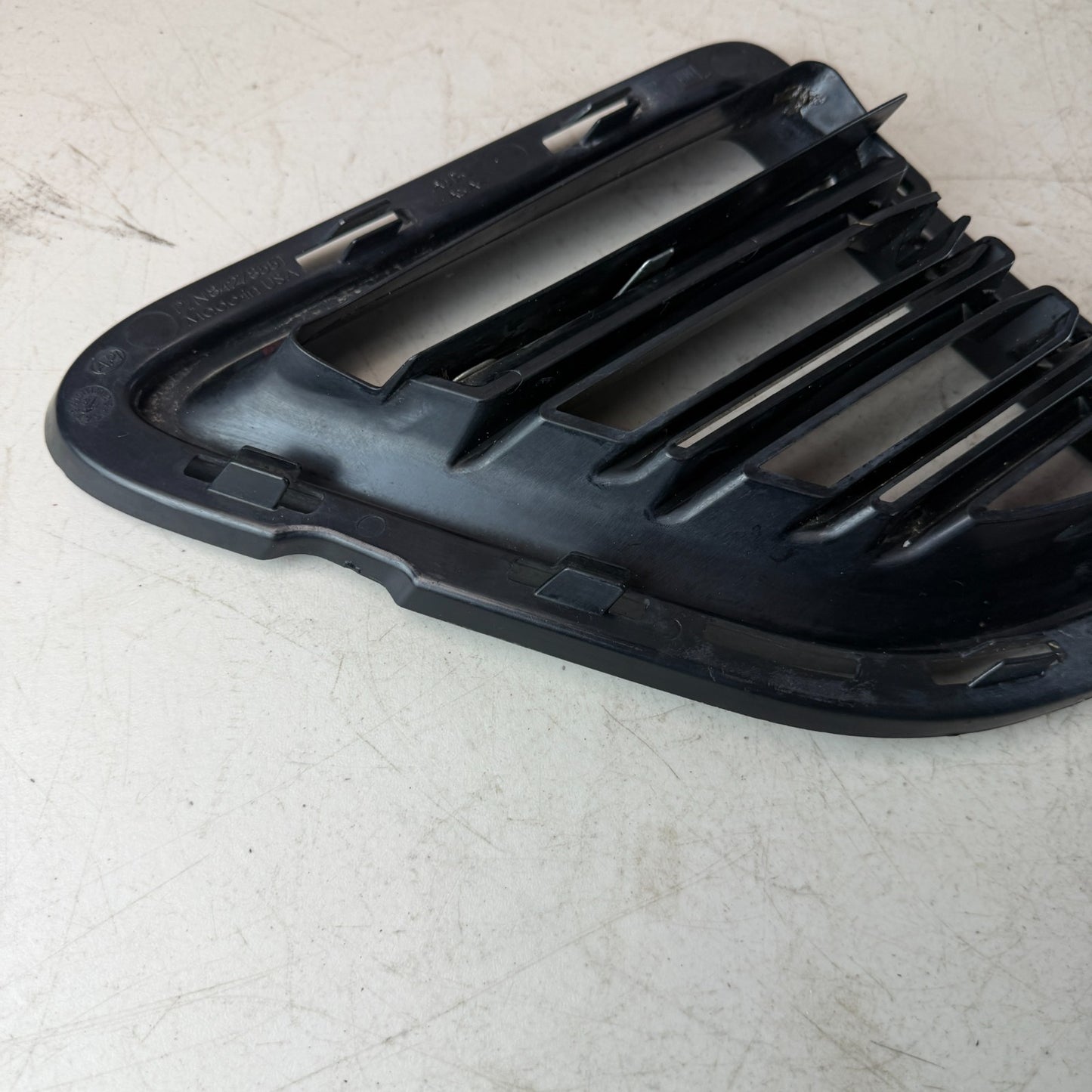 2016-2018 CHEVY CAMARO FRONT RIGHT SIDE BUMPER FOG LIGHT BEZEL COVER 84278551