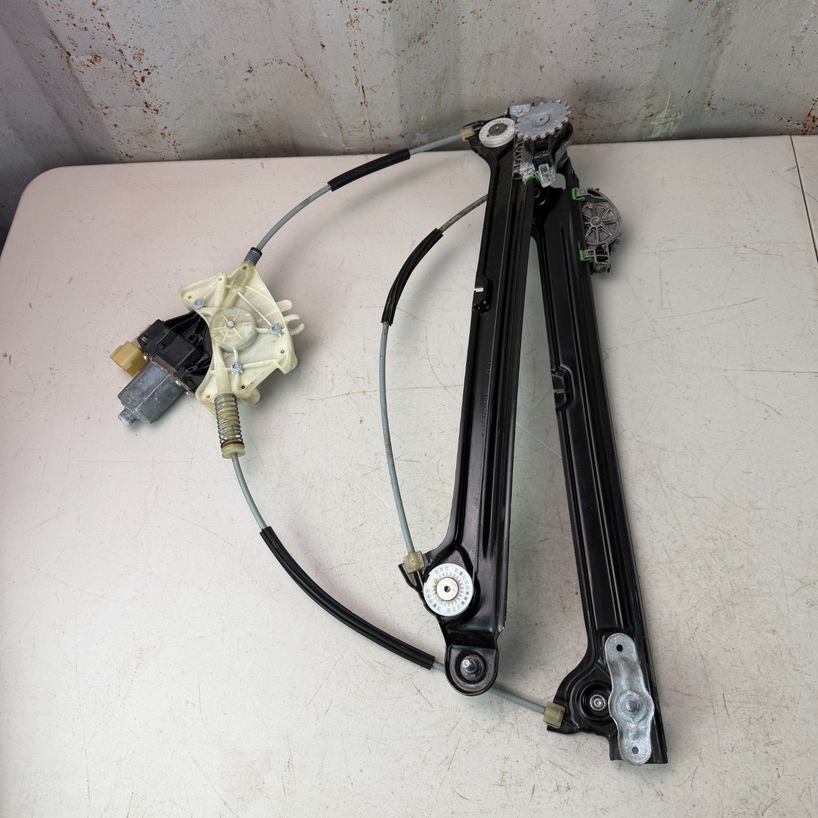 2017-2020 MASERATI LEVANTE FRONT LEFT SIDE DOOR WINDOW REGULATOR MOTOR 670104204