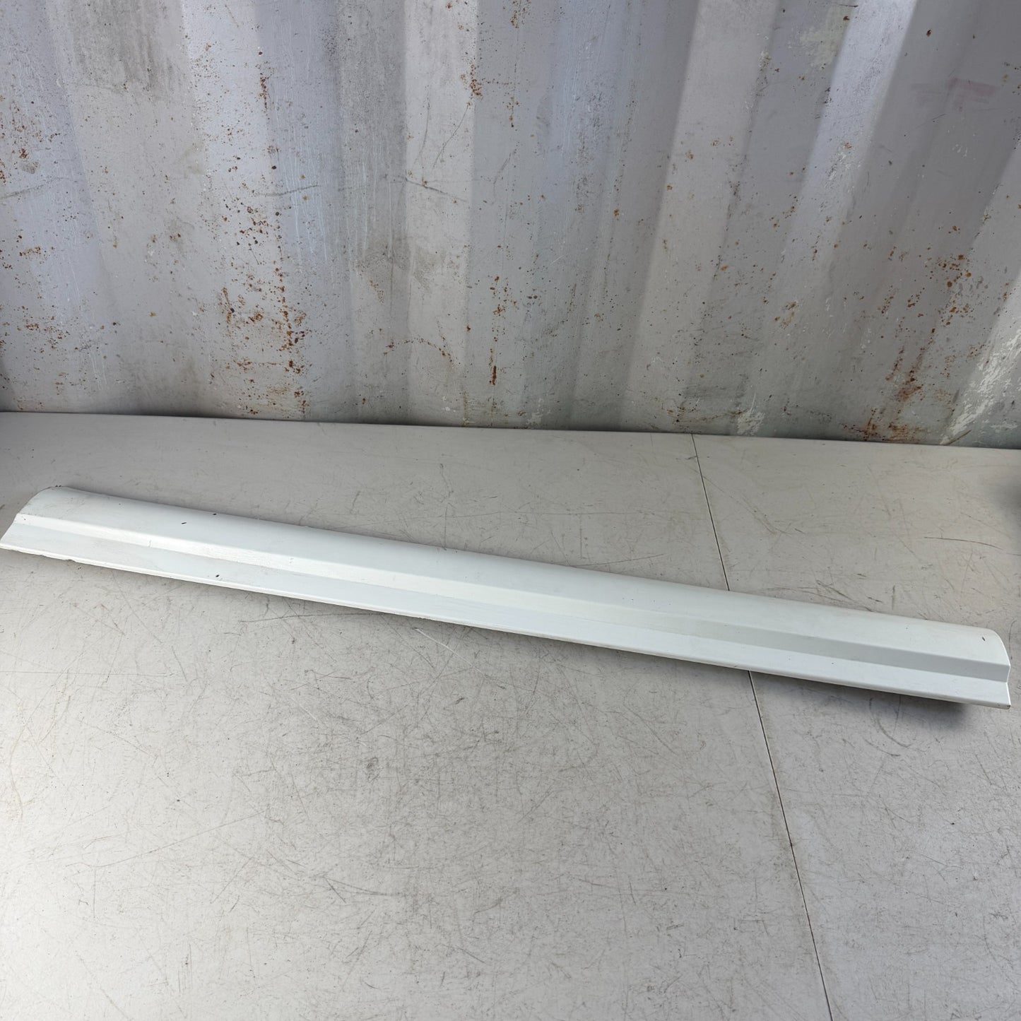 2017-2020 MASERATI LEVANTE FRONT RIGHT EXTERIOR DOOR LOWER MOLDING WHITE OEM