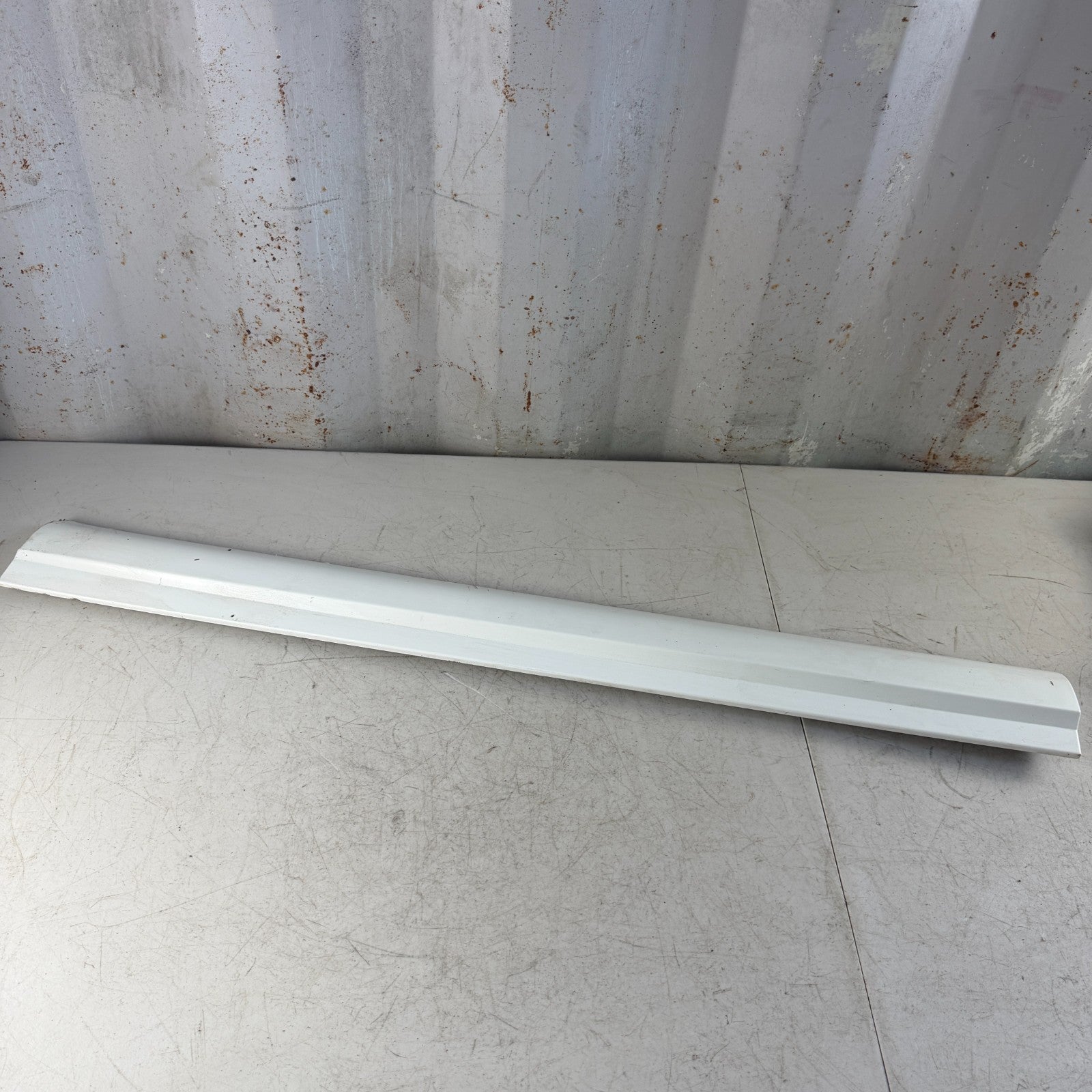 2017-2020 MASERATI LEVANTE FRONT RIGHT EXTERIOR DOOR LOWER MOLDING WHITE OEM