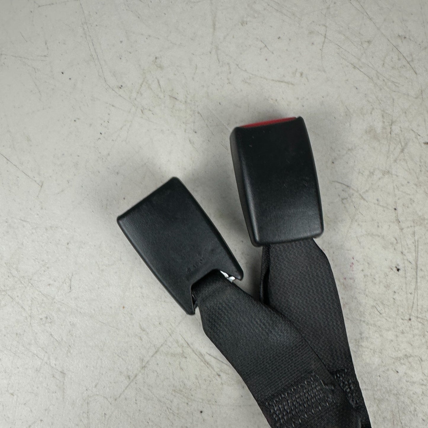 2015-2023 DODGE CHALLENGER REAR CENTER MIDDLE SEAT BELT SEATBELT BUCKLE RECEIVER