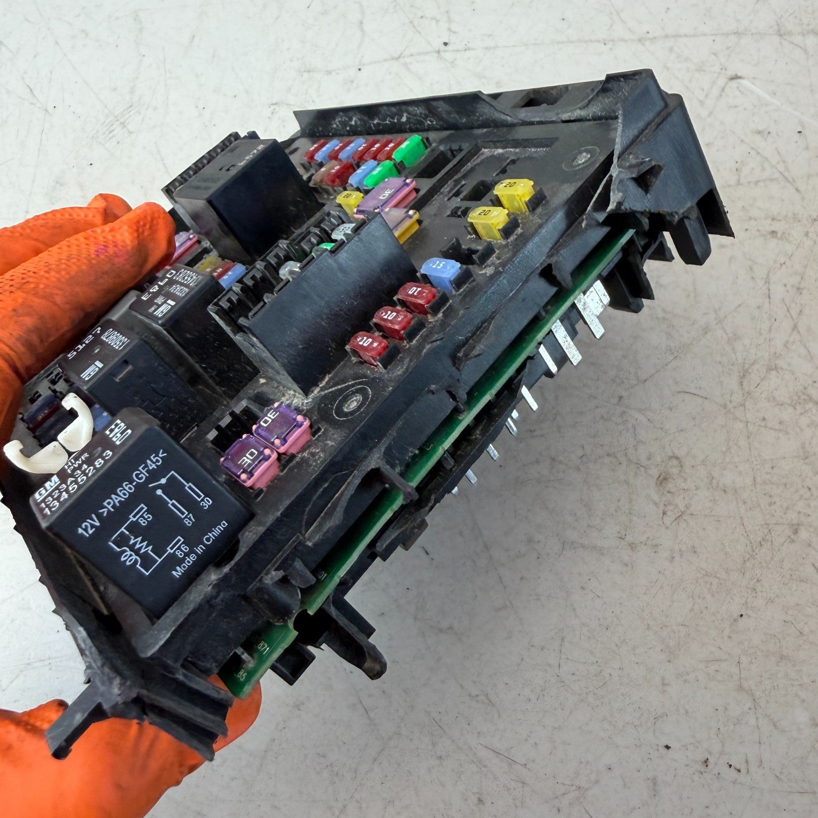 2021-2024 CHEVROLET CAMARO ENGINE COMPARTMENT FUSE BOX RELAY BOX 86806142 OEM